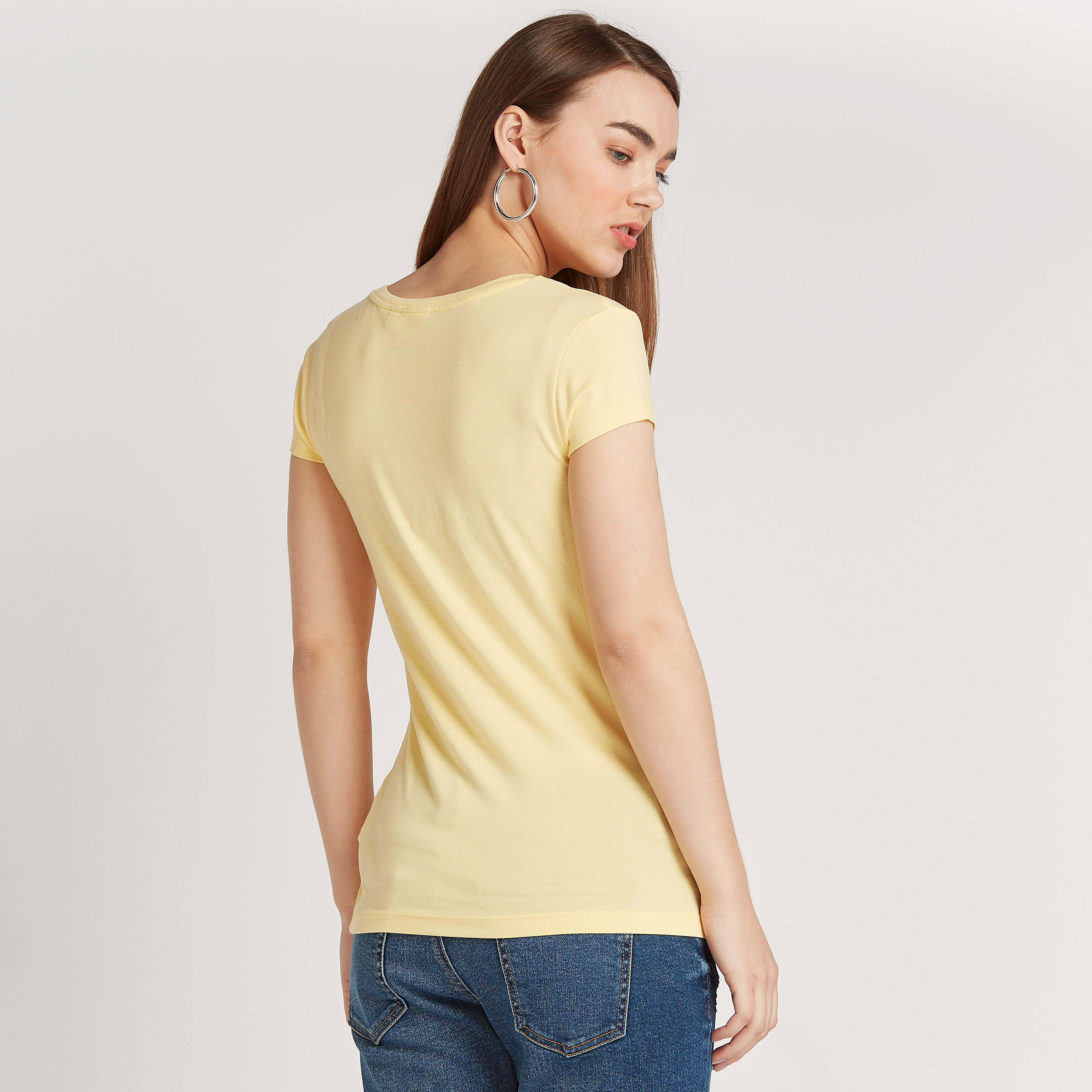 تيشيرت بياقة ضيّقة وأكمام قصيرة وطبعات ميكي أند ذي فريندس-women-clothing-tshirts-image-4