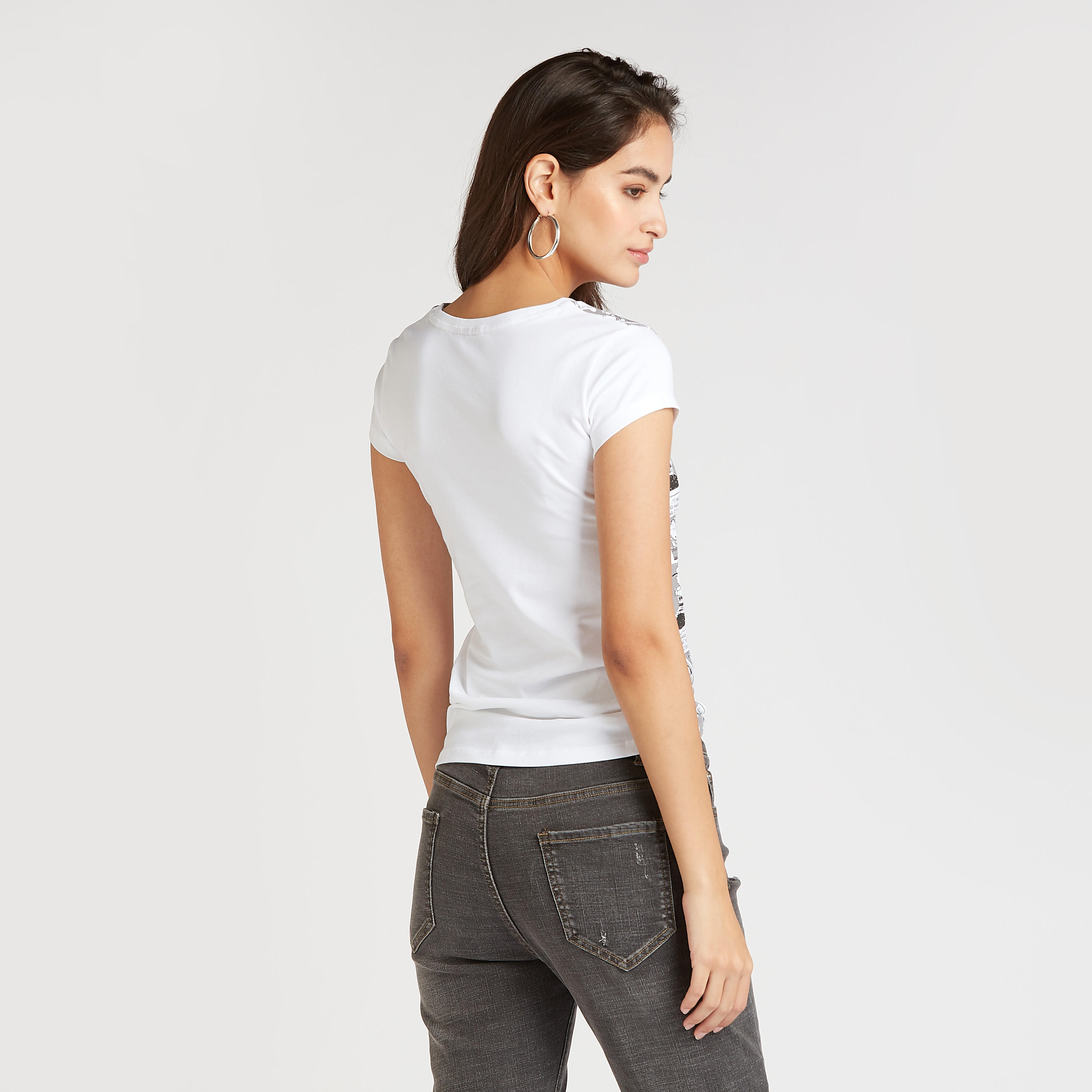 تيشيرت سكيني فيت بياقة ضيّقة وأكمام كاب وطبعات-women-clothing-tshirts-image-4