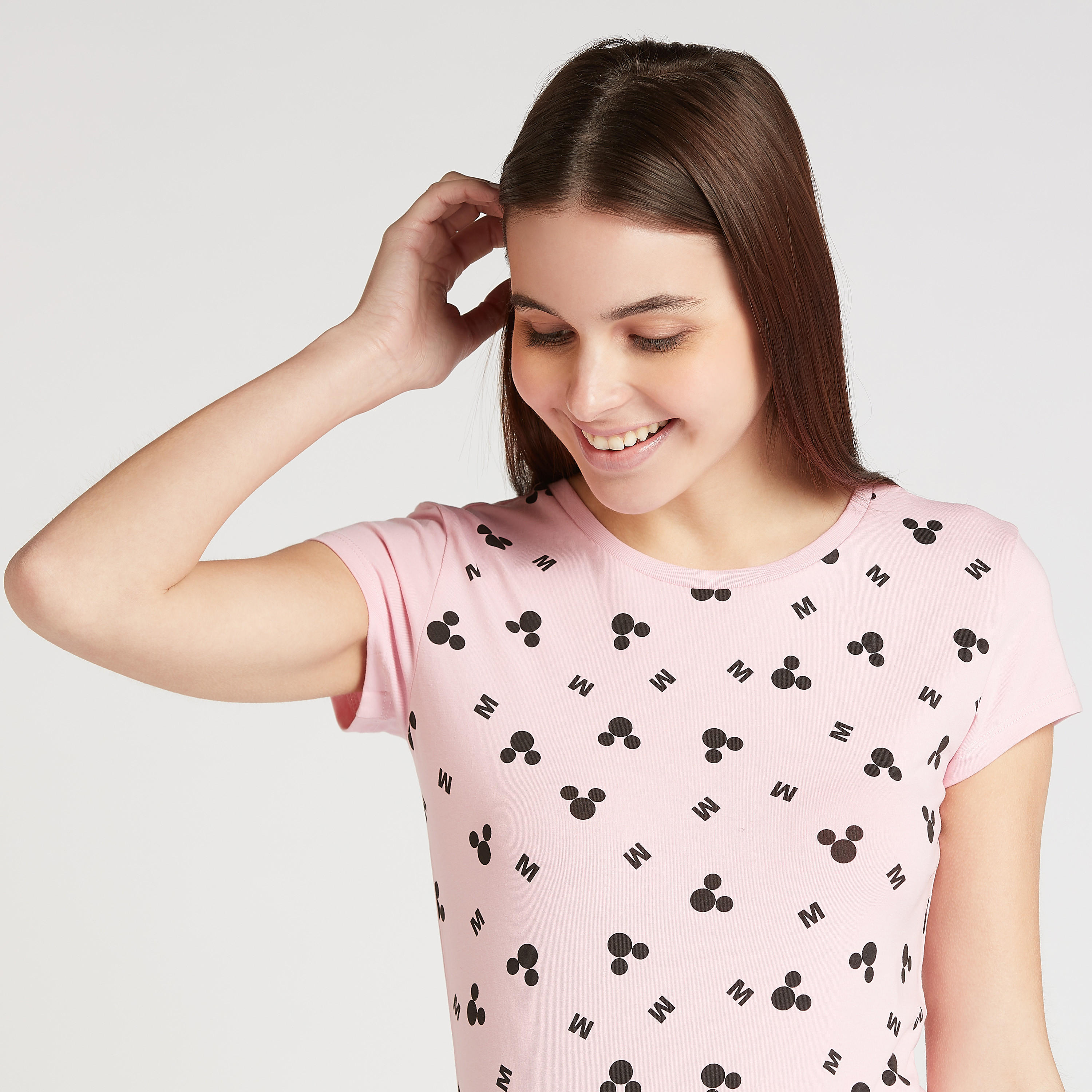 تيشيرت سكيني بطبعات ميكي ماوس بياقة مستديرة وأكمام كاب-women-clothing-tshirts-image-3