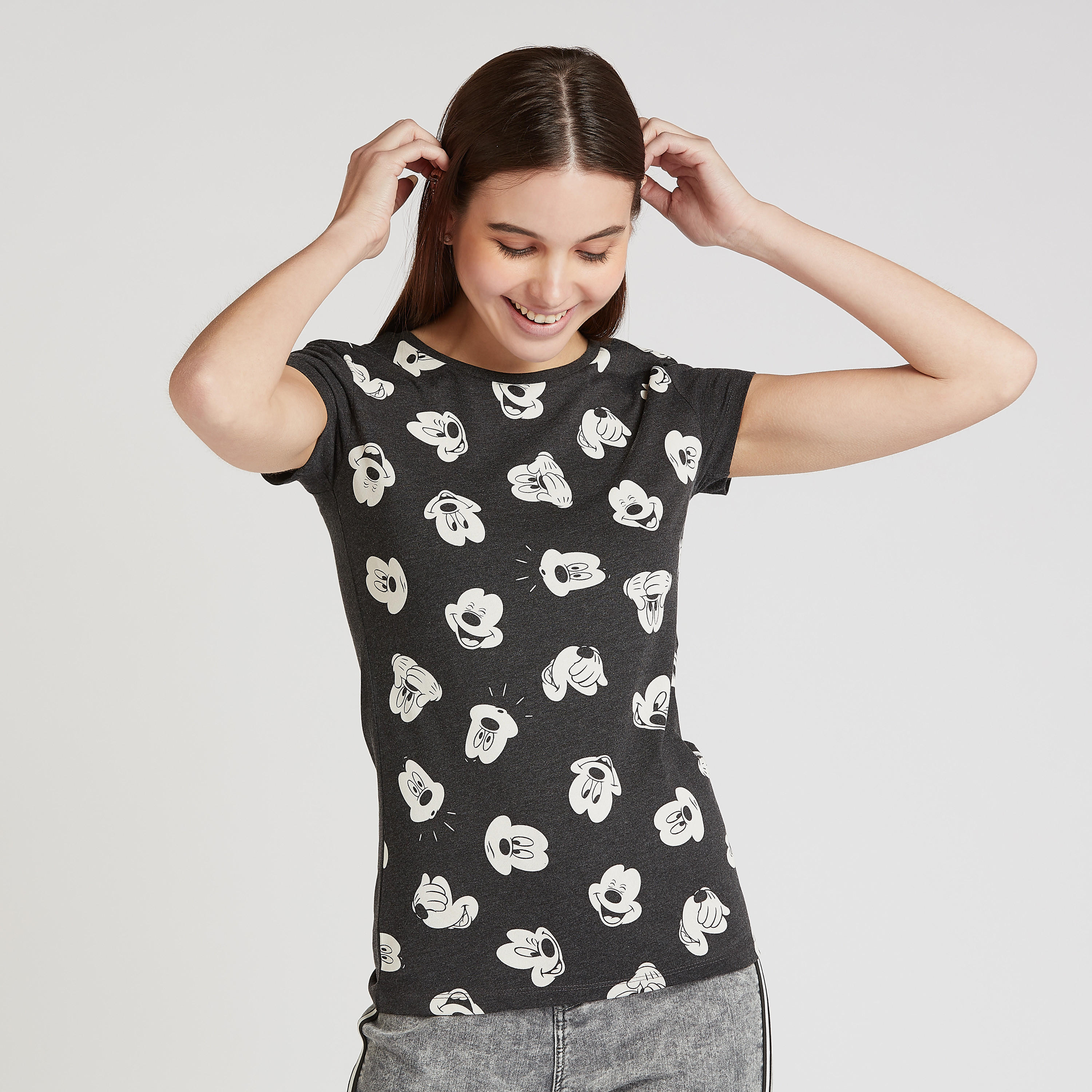 تيشيرت سكيني بطبعات ميكي ماوس بياقة مستديرة وأكمام كاب-women-clothing-tshirts-image-1