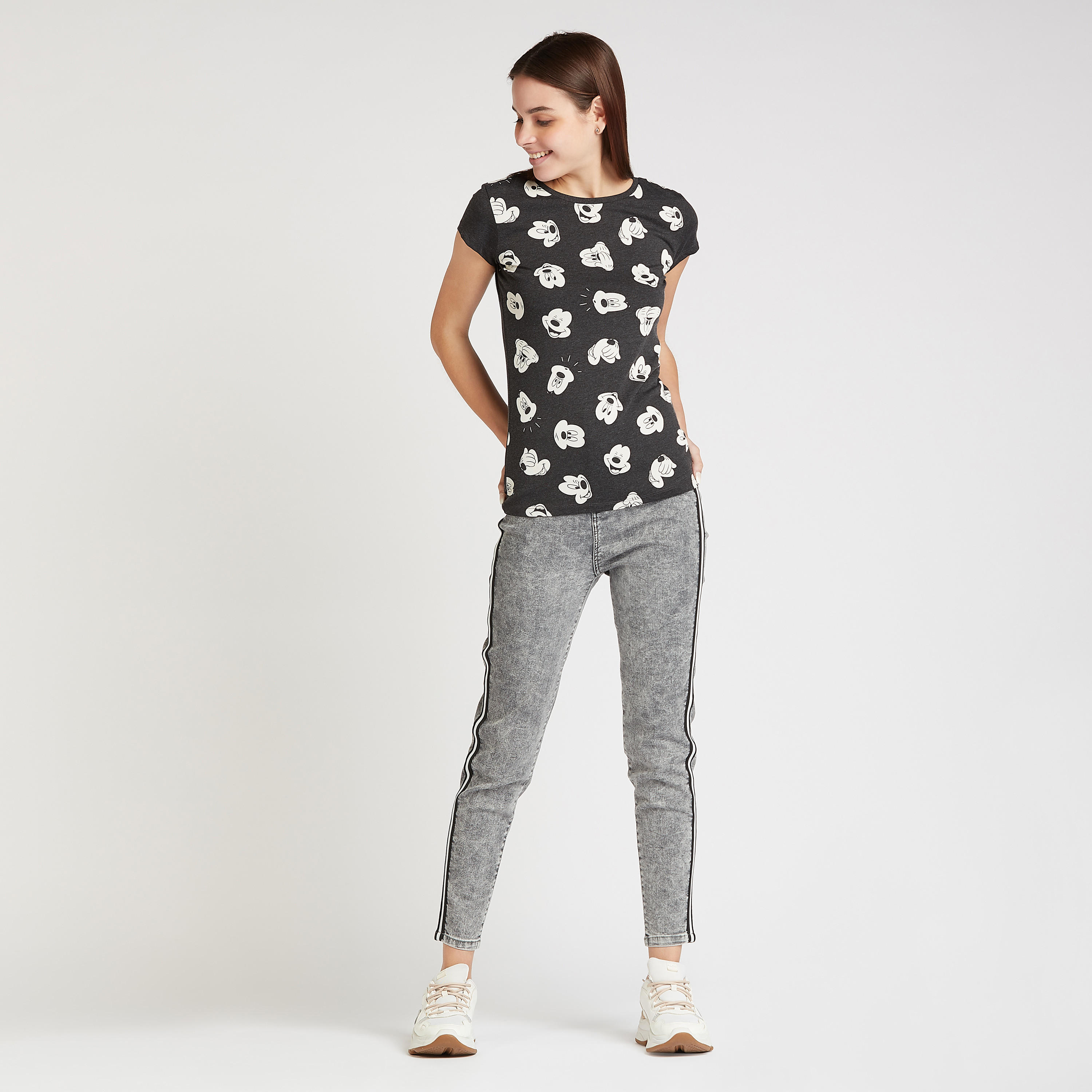 تيشيرت سكيني بطبعات ميكي ماوس بياقة مستديرة وأكمام كاب-women-clothing-tshirts-image-2