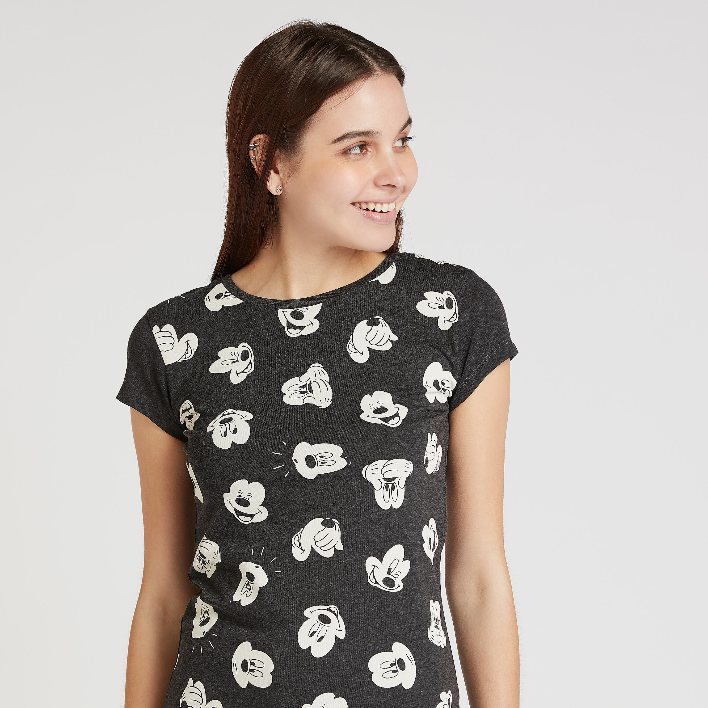 تيشيرت سكيني بطبعات ميكي ماوس بياقة مستديرة وأكمام كاب-women-clothing-tshirts-image-3