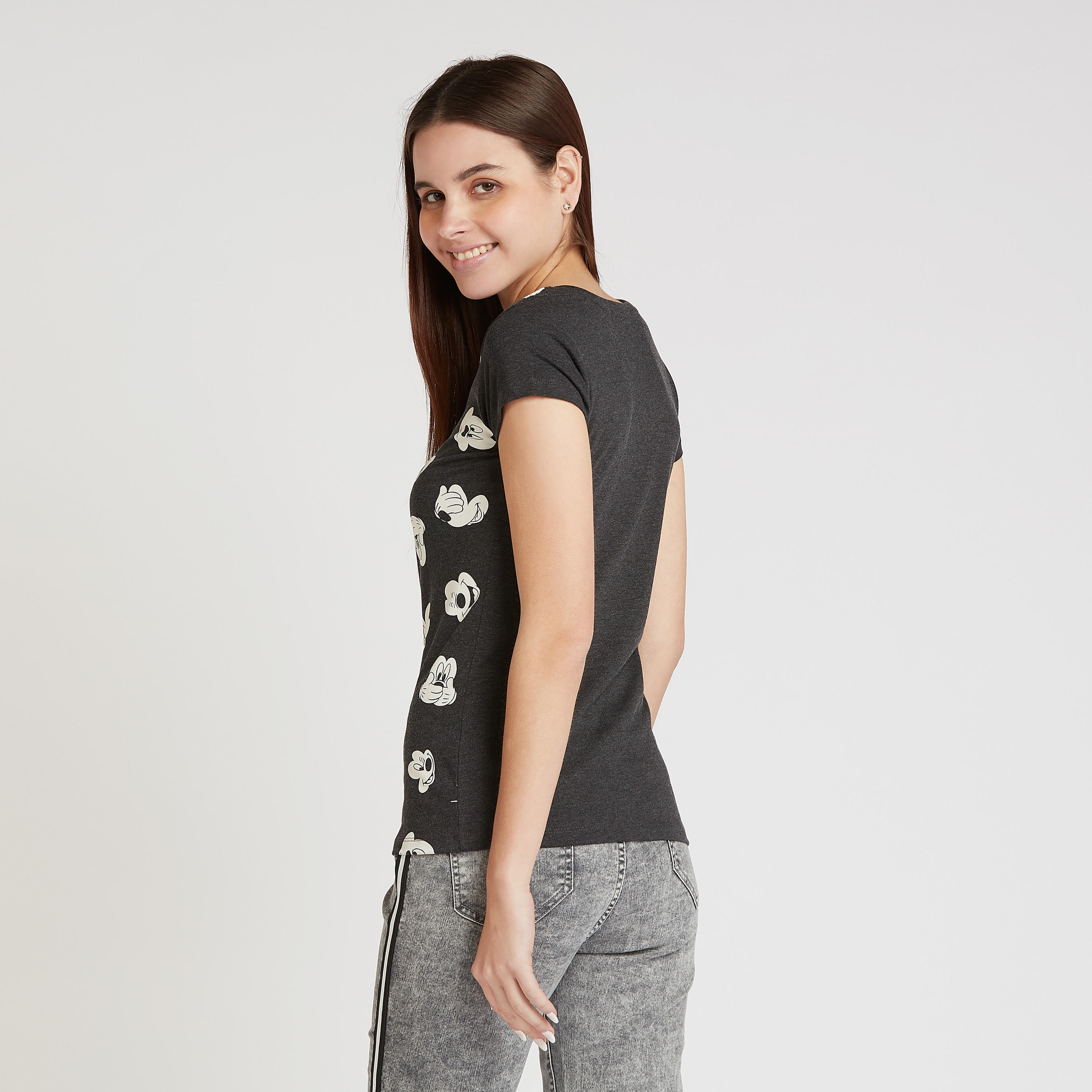 تيشيرت سكيني بطبعات ميكي ماوس بياقة مستديرة وأكمام كاب-women-clothing-tshirts-image-4