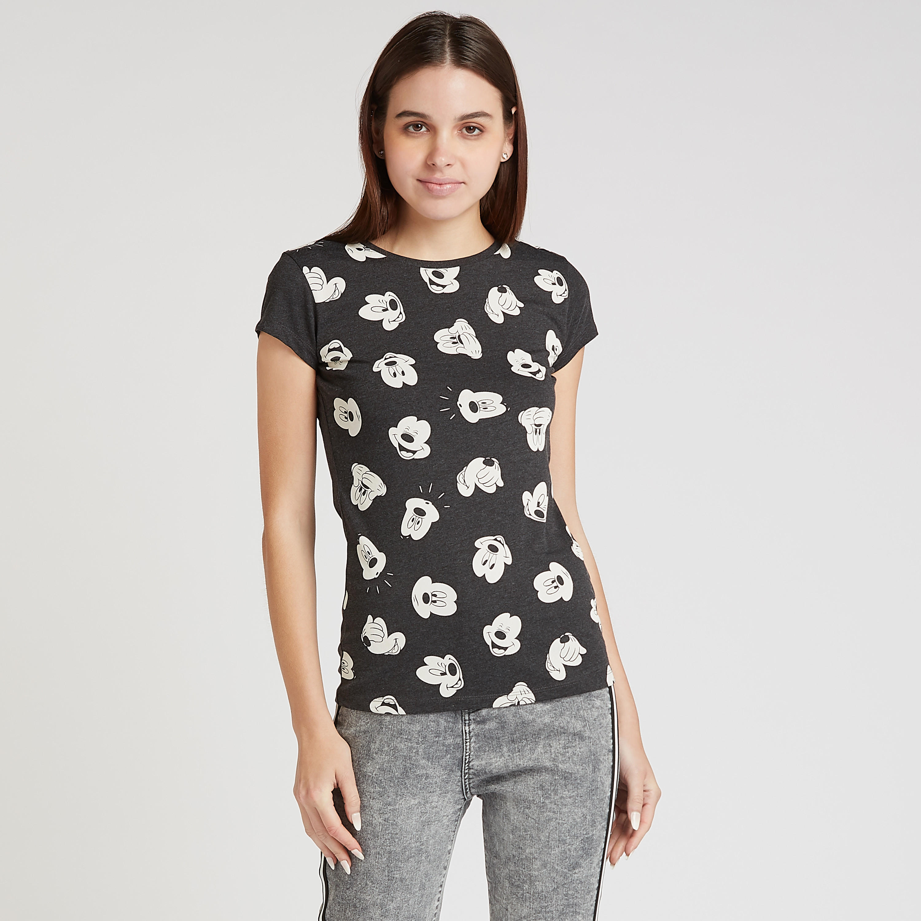 تيشيرت سكيني بطبعات ميكي ماوس بياقة مستديرة وأكمام كاب-women-clothing-tshirts-image-5