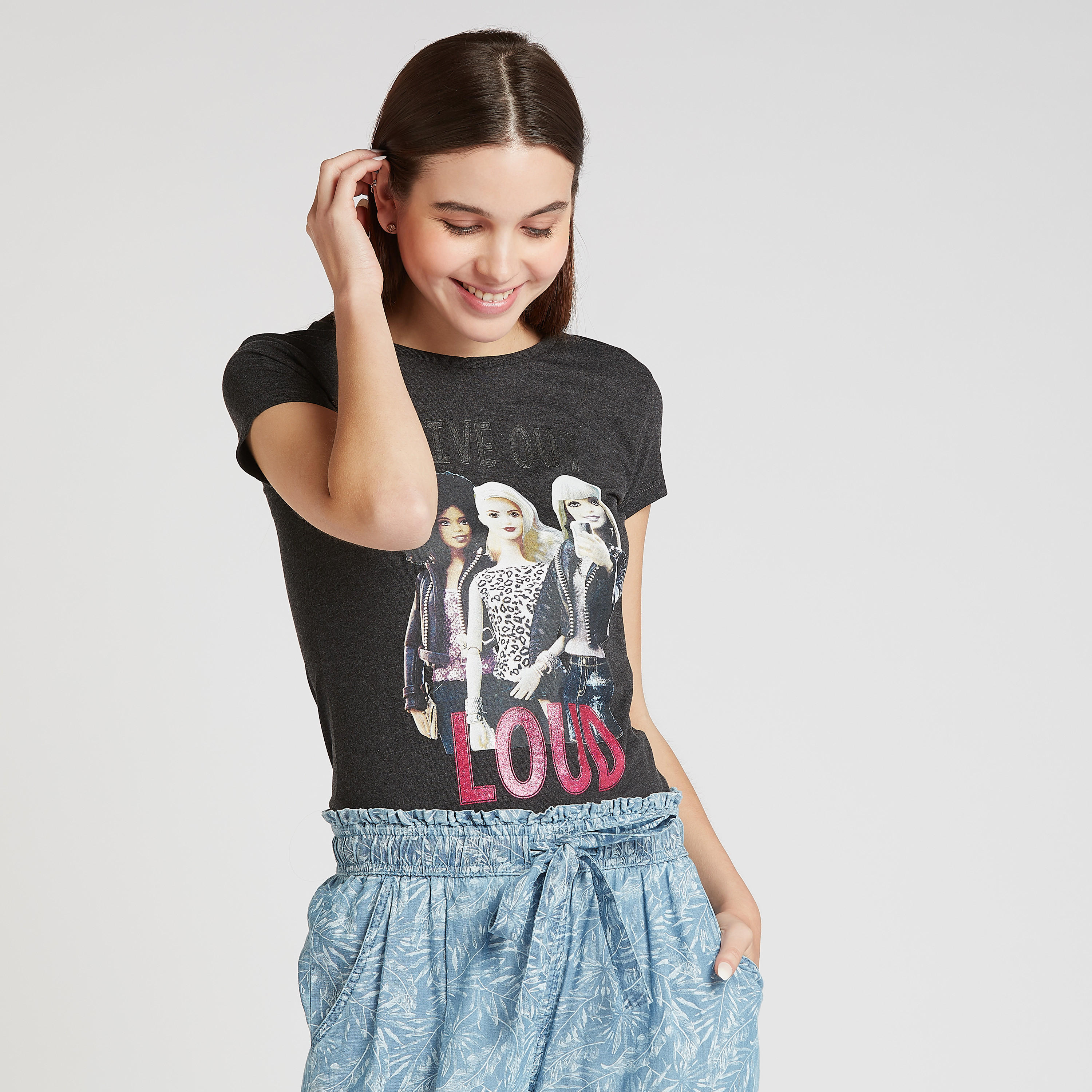 تيشيرت بقصة سكيني وياقة ضيقة وأكمام قصيرة وطبعات باربي-women-clothing-tshirts-image-1