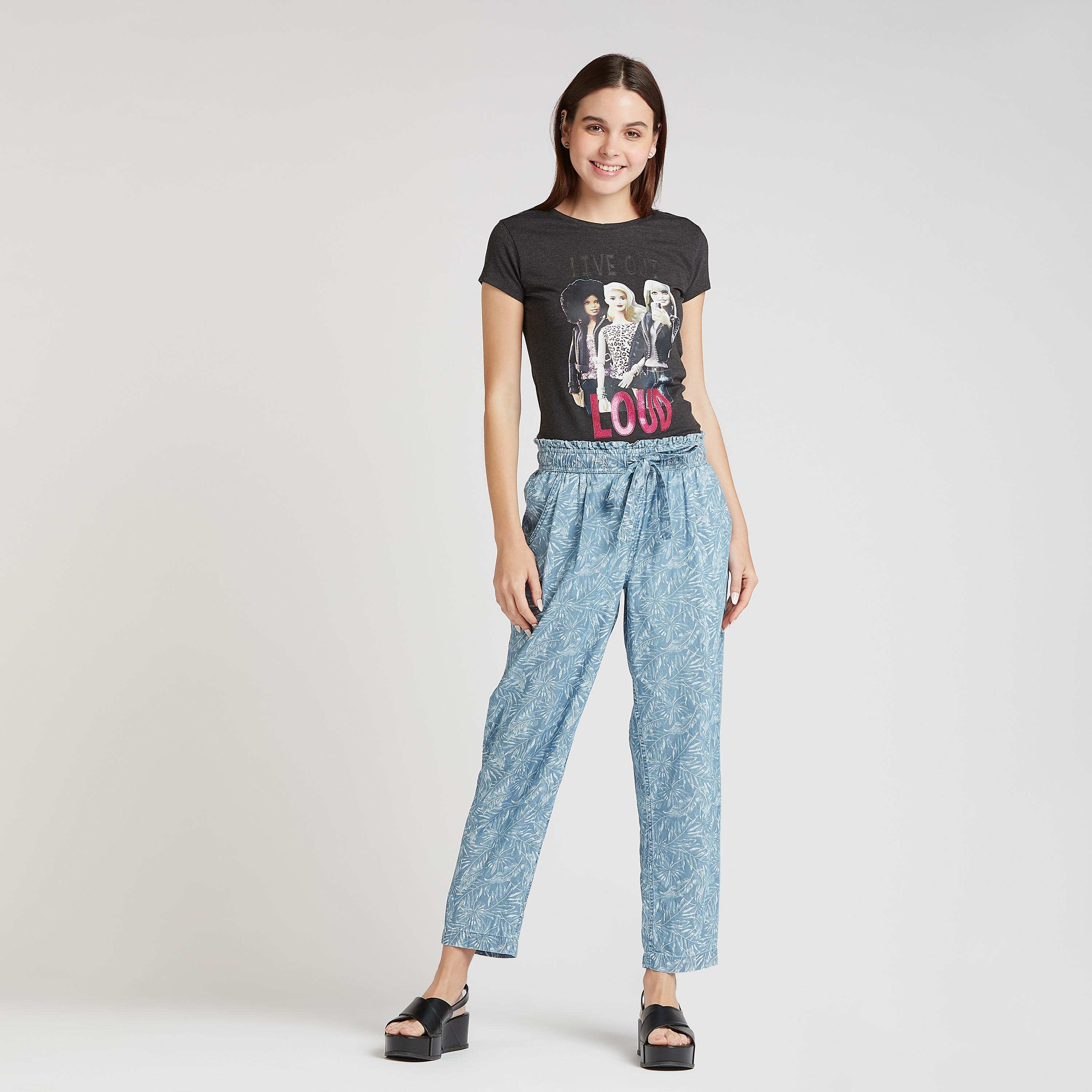 تيشيرت بقصة سكيني وياقة ضيقة وأكمام قصيرة وطبعات باربي-women-clothing-tshirts-image-2