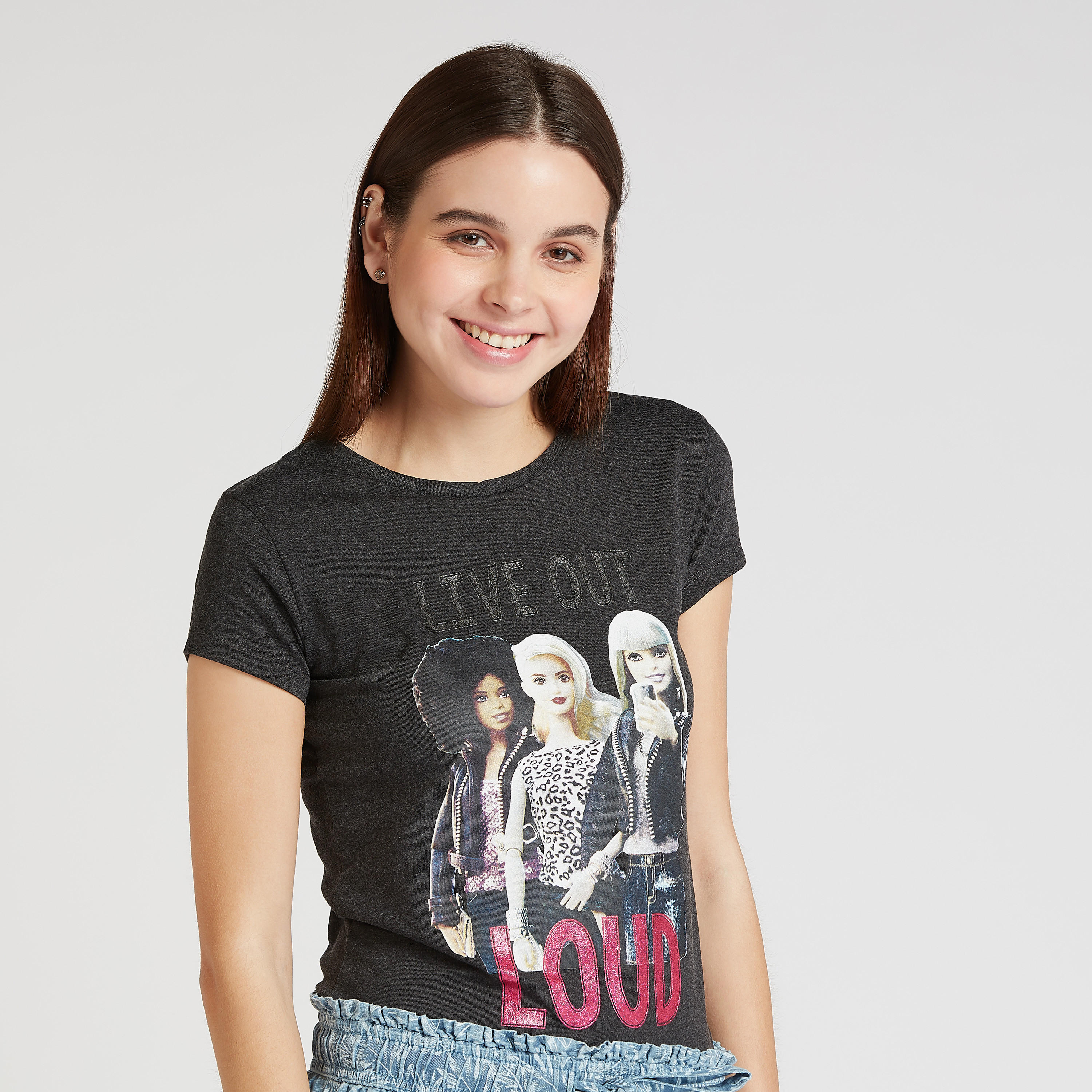تيشيرت بقصة سكيني وياقة ضيقة وأكمام قصيرة وطبعات باربي-women-clothing-tshirts-image-3