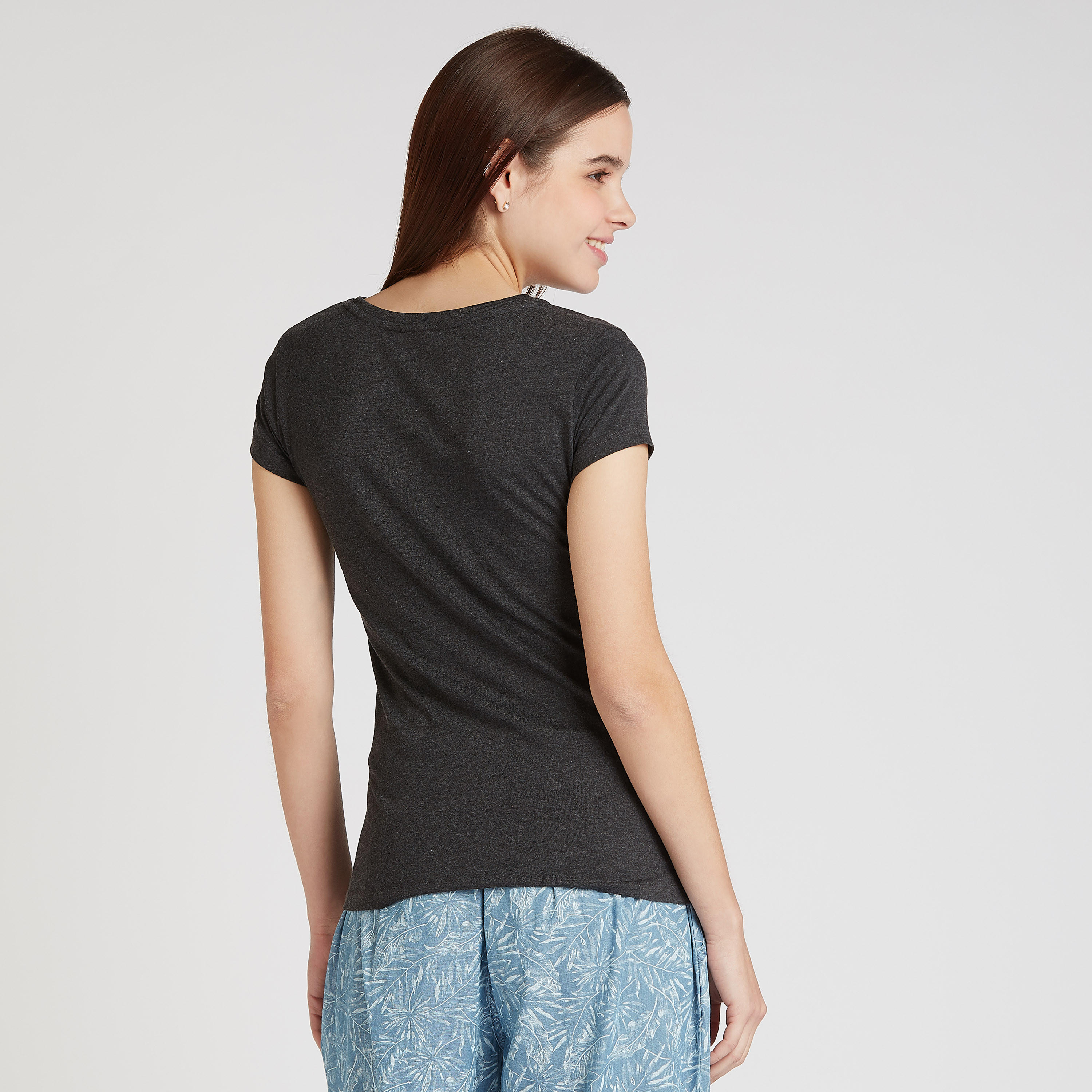 تيشيرت بقصة سكيني وياقة ضيقة وأكمام قصيرة وطبعات باربي-women-clothing-tshirts-image-4