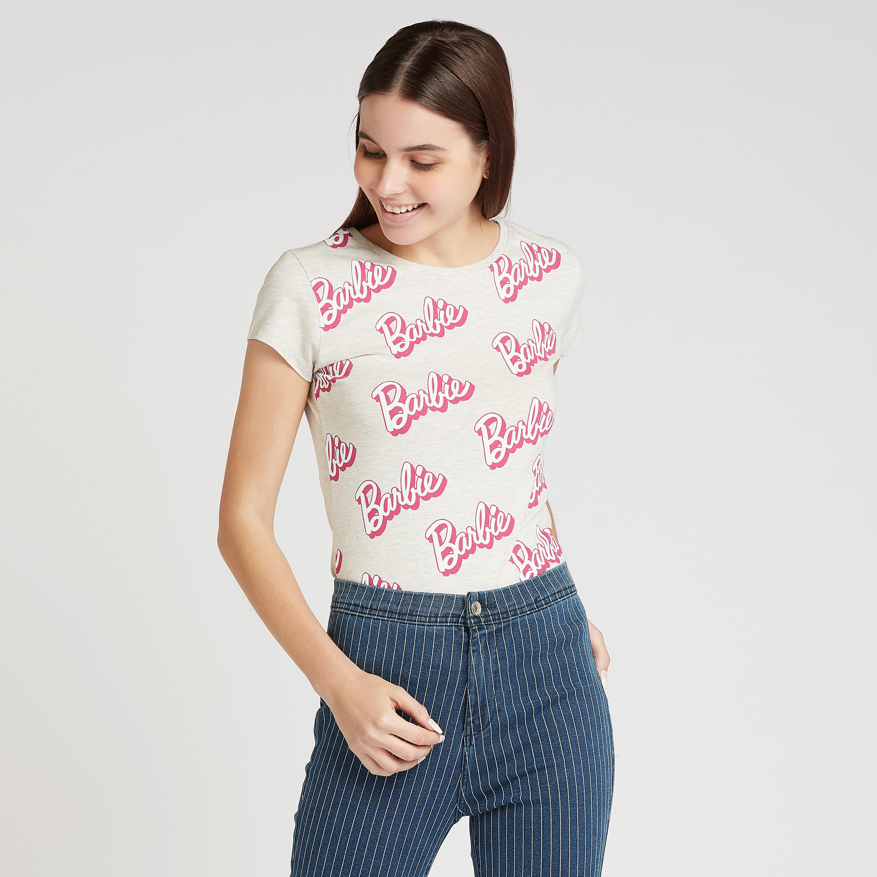 تيشيرت سكيني بياقة مستديرة وأكمام كاب وطبعات باربي-women-clothing-tshirts-image-1