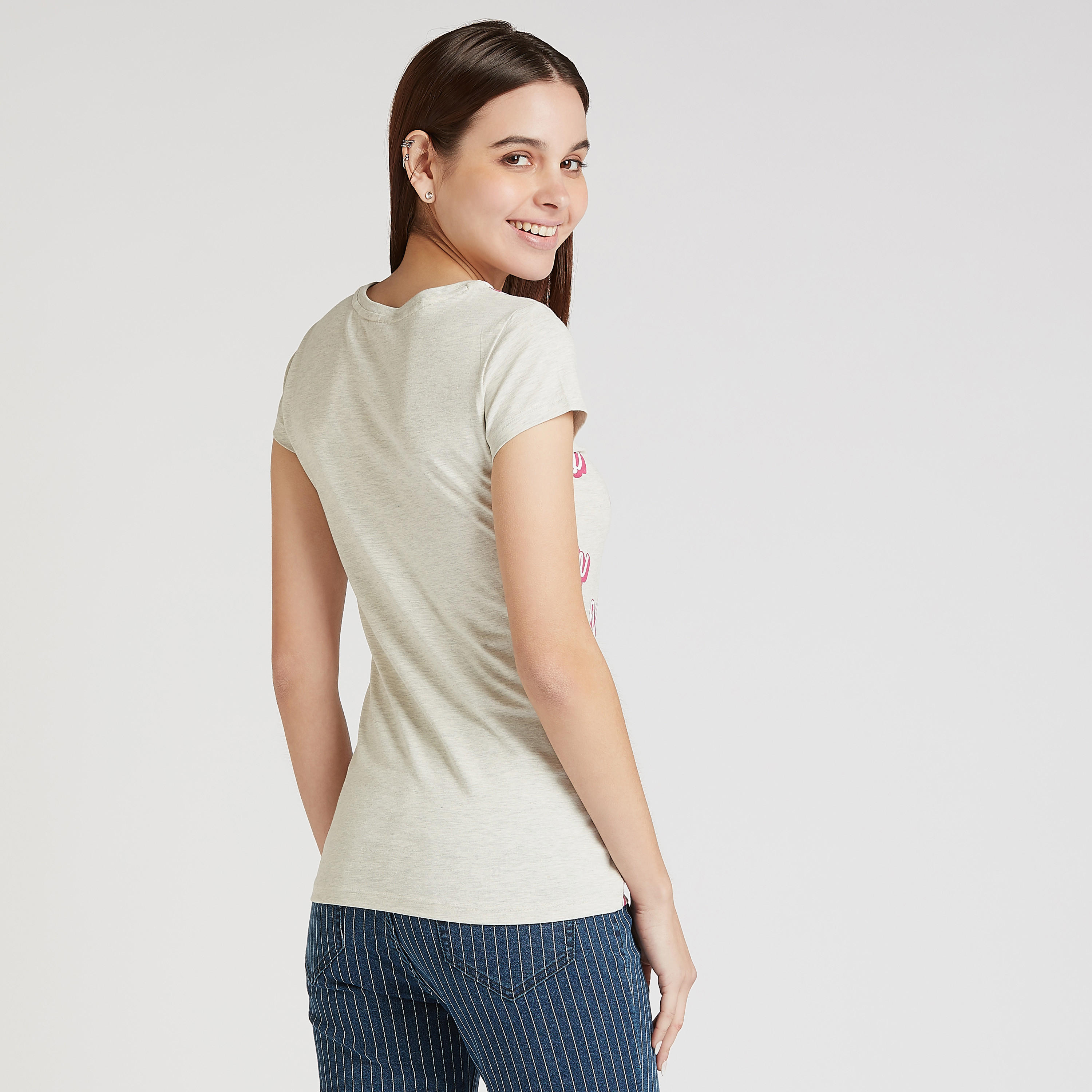 تيشيرت سكيني بياقة مستديرة وأكمام كاب وطبعات باربي-women-clothing-tshirts-image-5