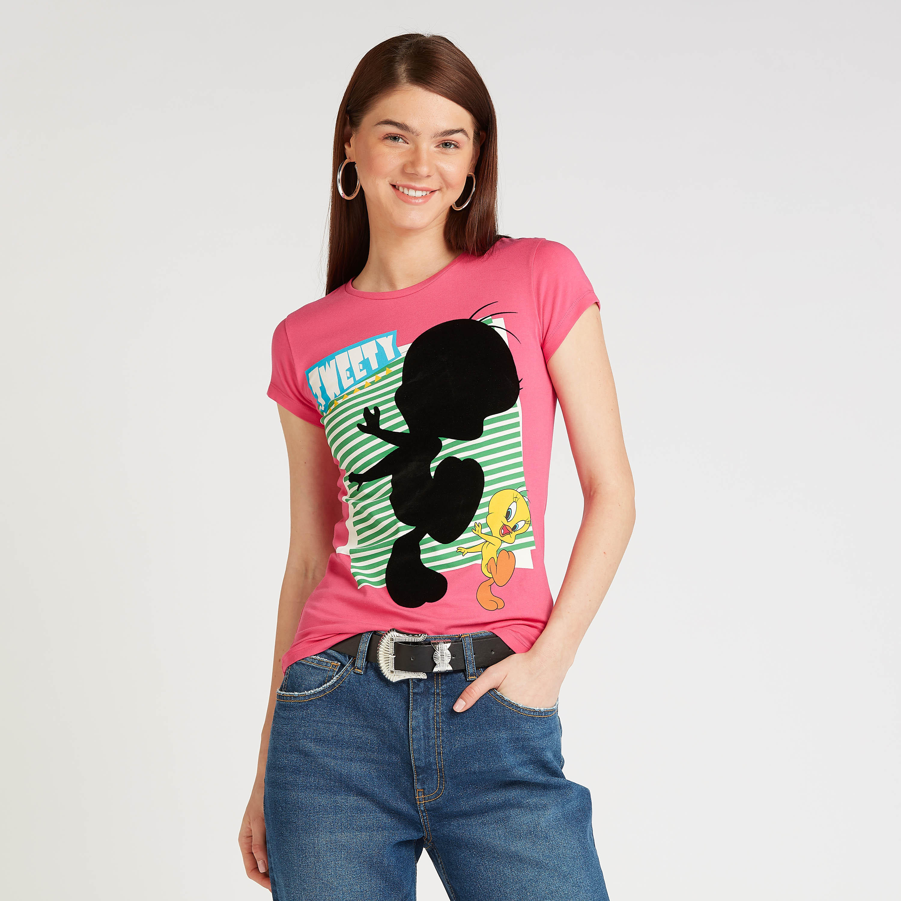 تيشيرت بقصة سكيني بياقة ضيقة وأكمام كاب وطبعات تويتي-women-clothing-tshirts-image-1