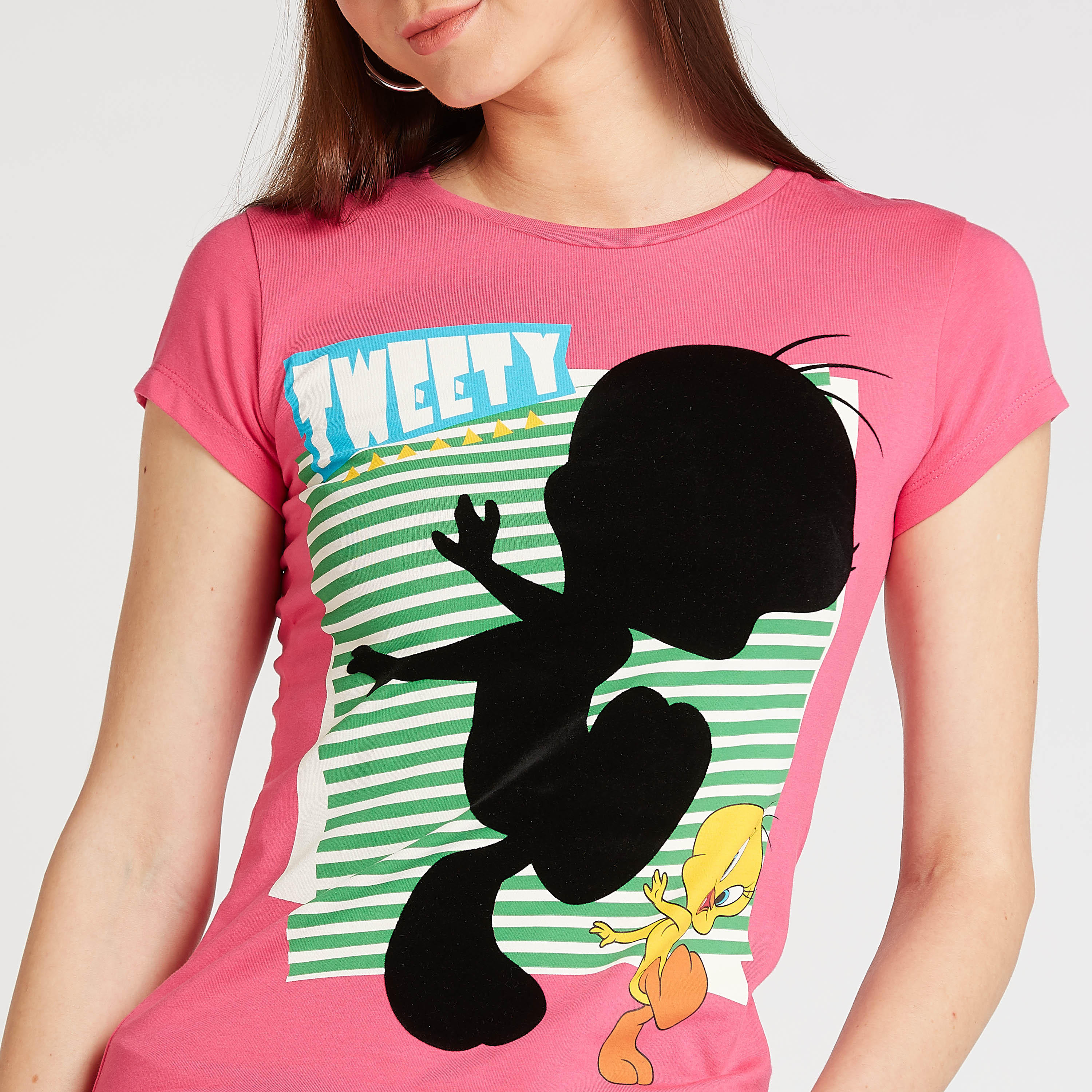 تيشيرت بقصة سكيني بياقة ضيقة وأكمام كاب وطبعات تويتي-women-clothing-tshirts-image-3