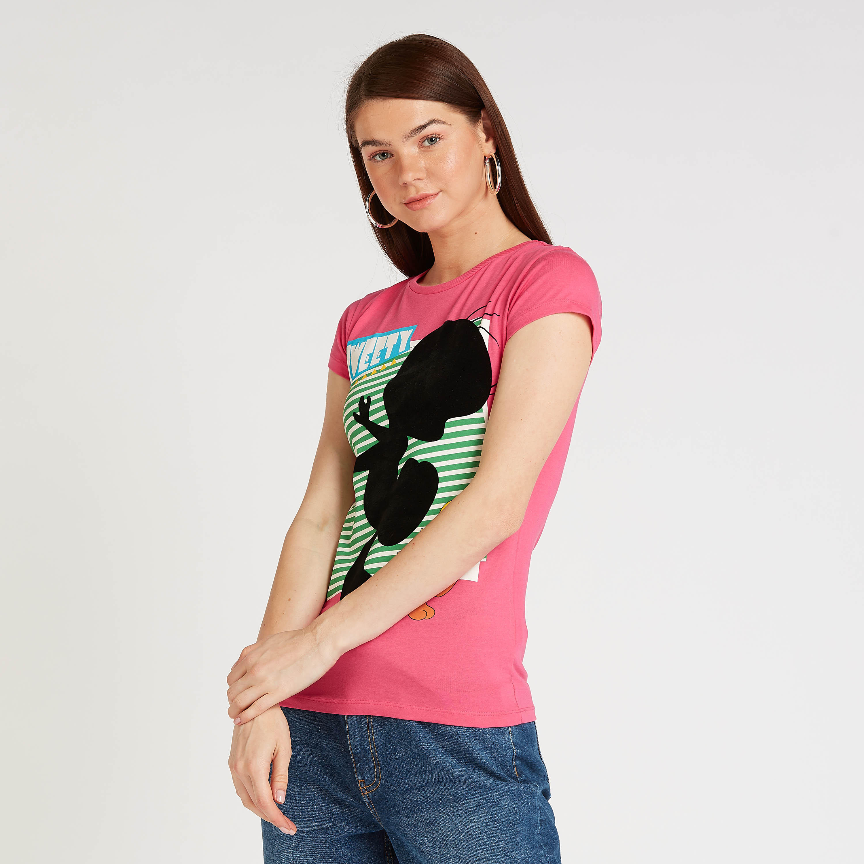 تيشيرت بقصة سكيني بياقة ضيقة وأكمام كاب وطبعات تويتي-women-clothing-tshirts-image-5