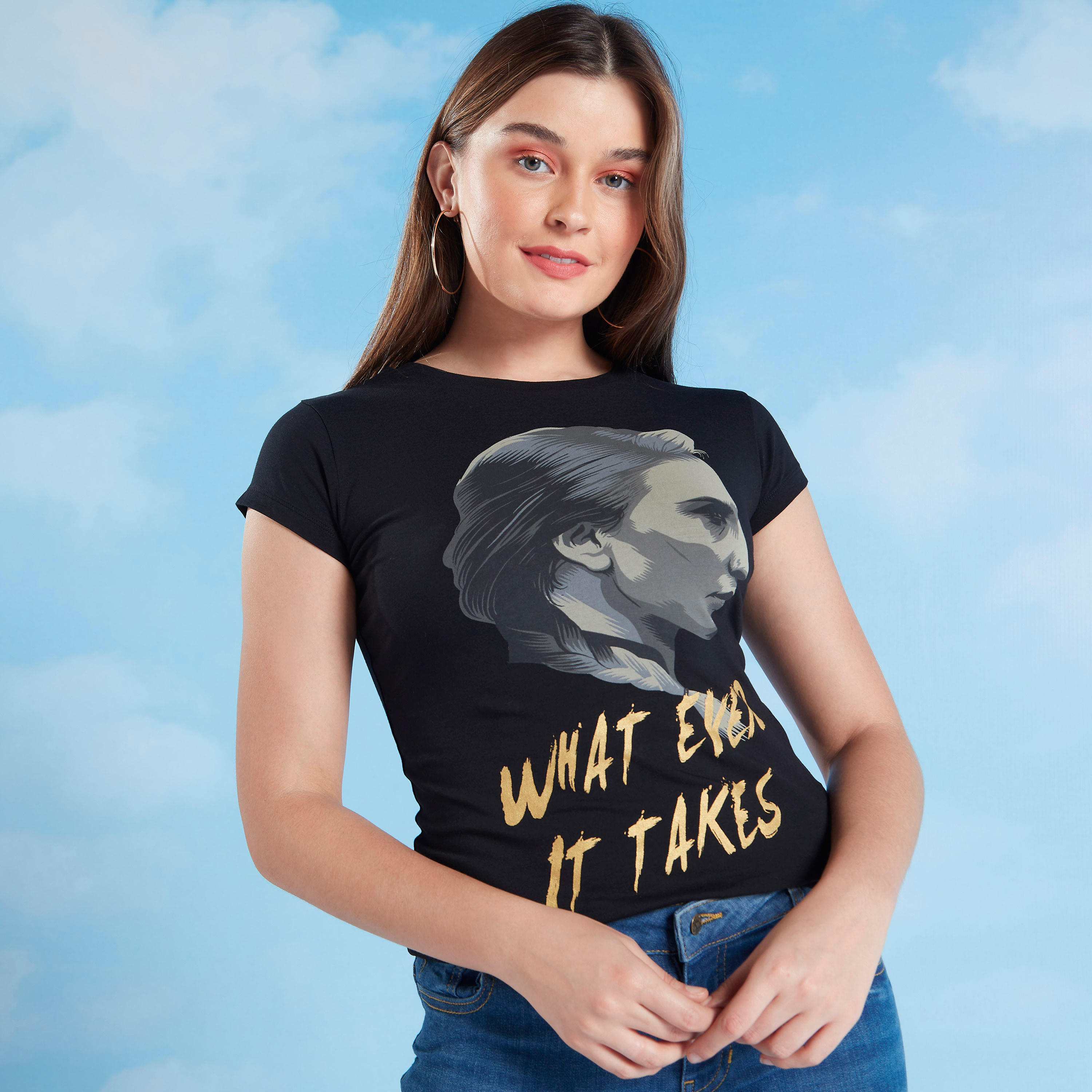تيشيرت سكيني بياقة ضيقة وأكمام كاب وطبعات تايبوجرافيك-women-clothing-tshirts-image-1
