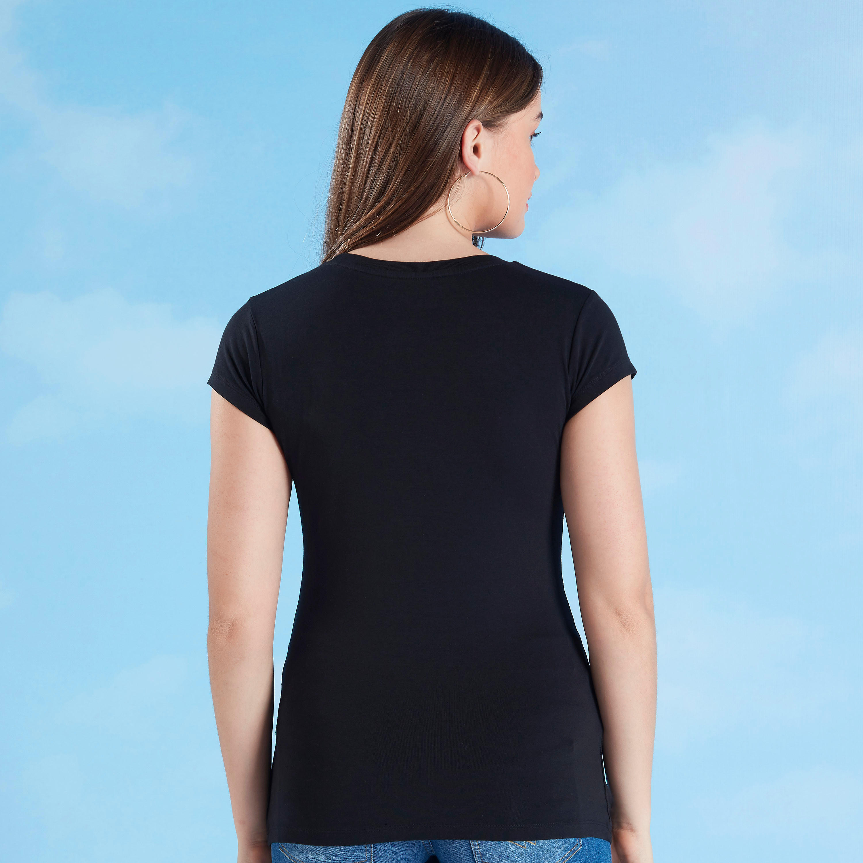 تيشيرت سكيني بياقة ضيقة وأكمام كاب وطبعات تايبوجرافيك-women-clothing-tshirts-image-4