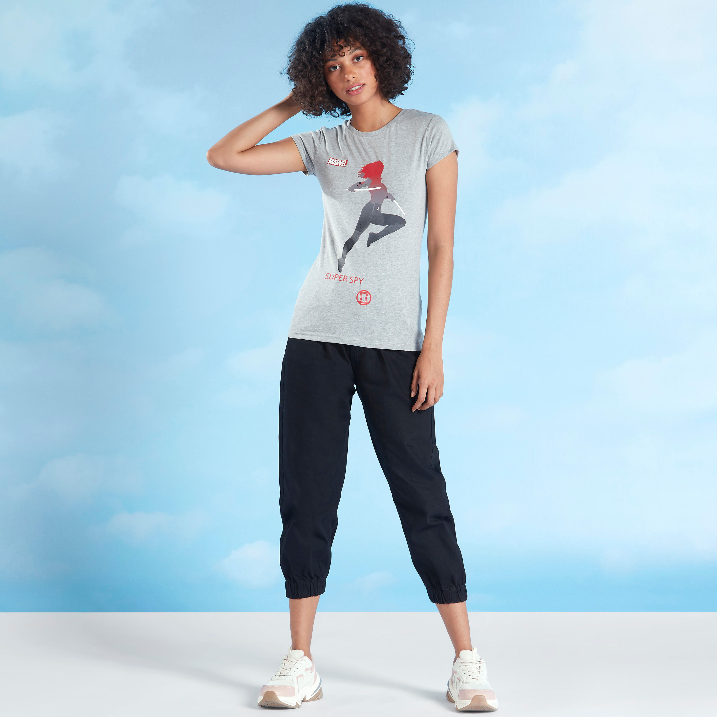 تيشيرت سكيني بياقة ضيقة وأكمام قصيرة وطبعات تايبوجرافيك-women-clothing-tshirts-image-2