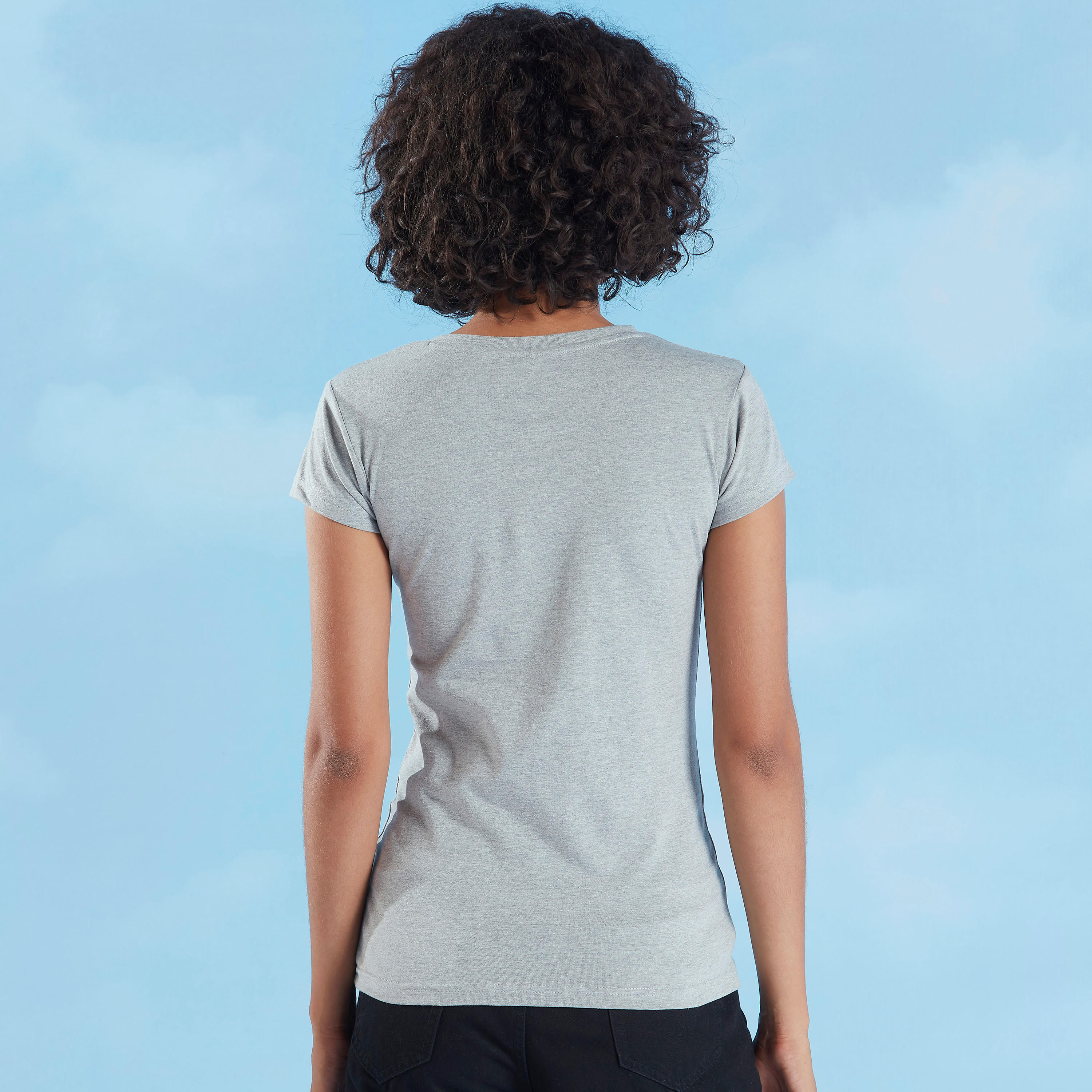 تيشيرت سكيني بياقة ضيقة وأكمام قصيرة وطبعات تايبوجرافيك-women-clothing-tshirts-image-4