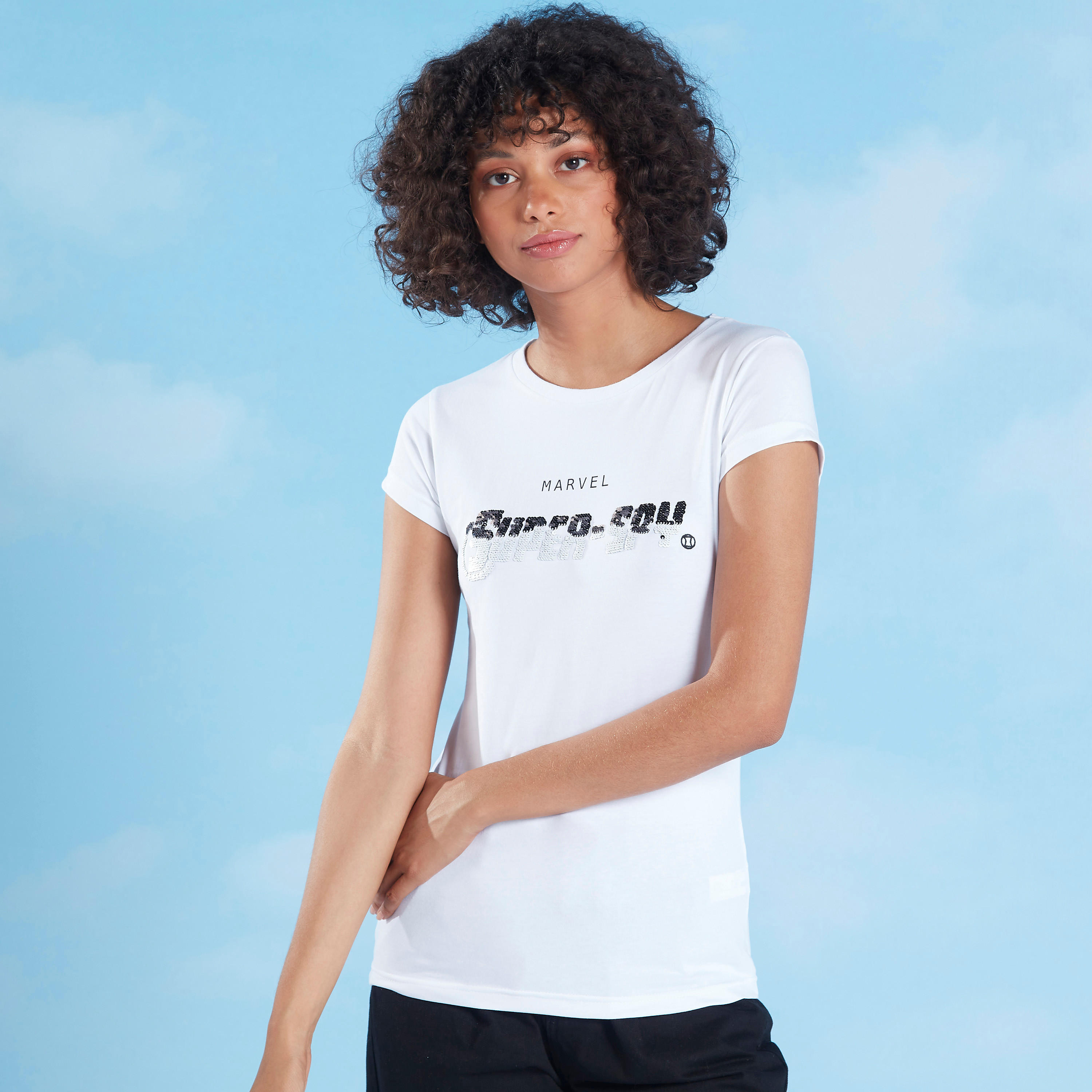 تيشيرت بقصّة سكيني وياقة مستديرة وأكمام كاب وطبعات-women-clothing-tshirts-image-1