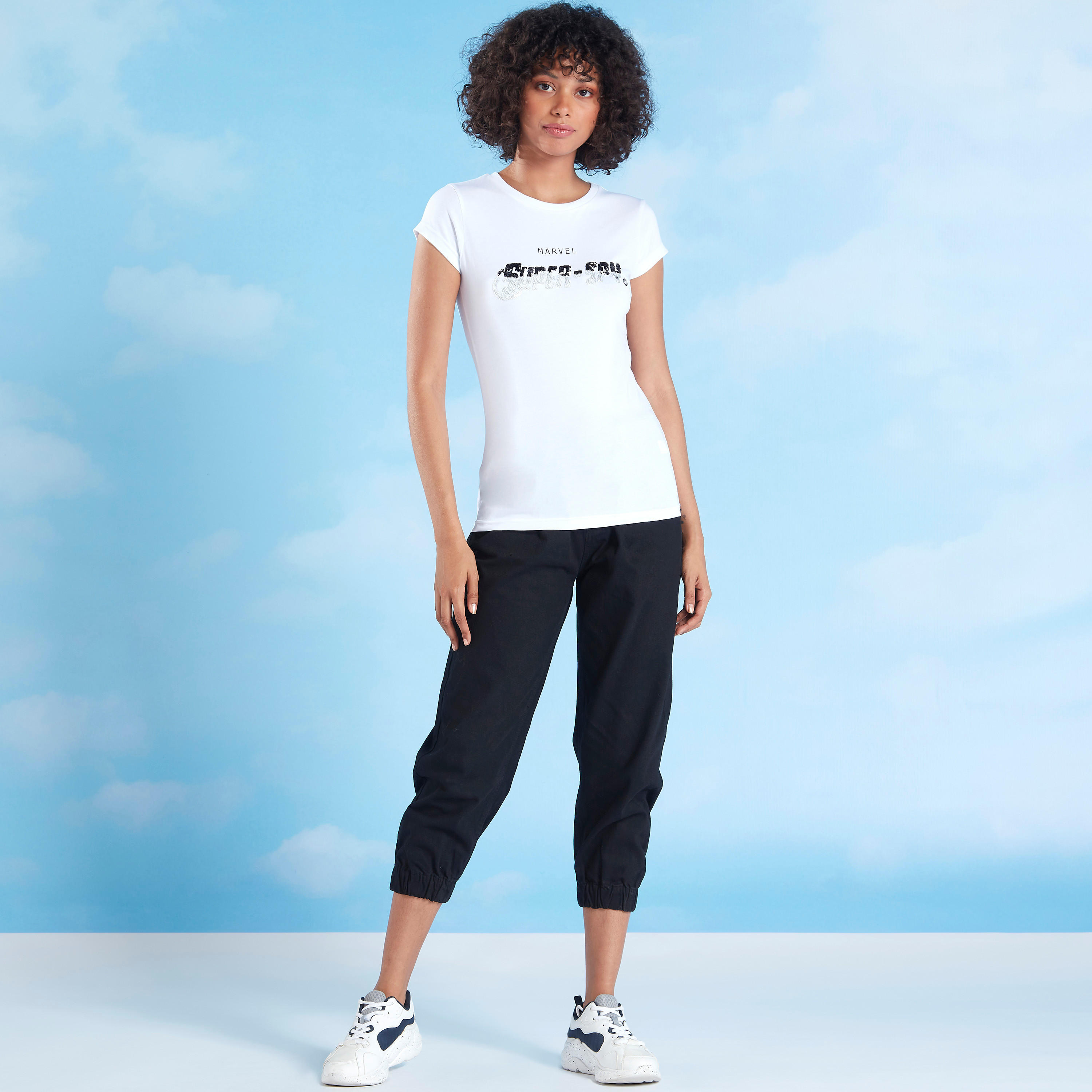 تيشيرت بقصّة سكيني وياقة مستديرة وأكمام كاب وطبعات-women-clothing-tshirts-image-2