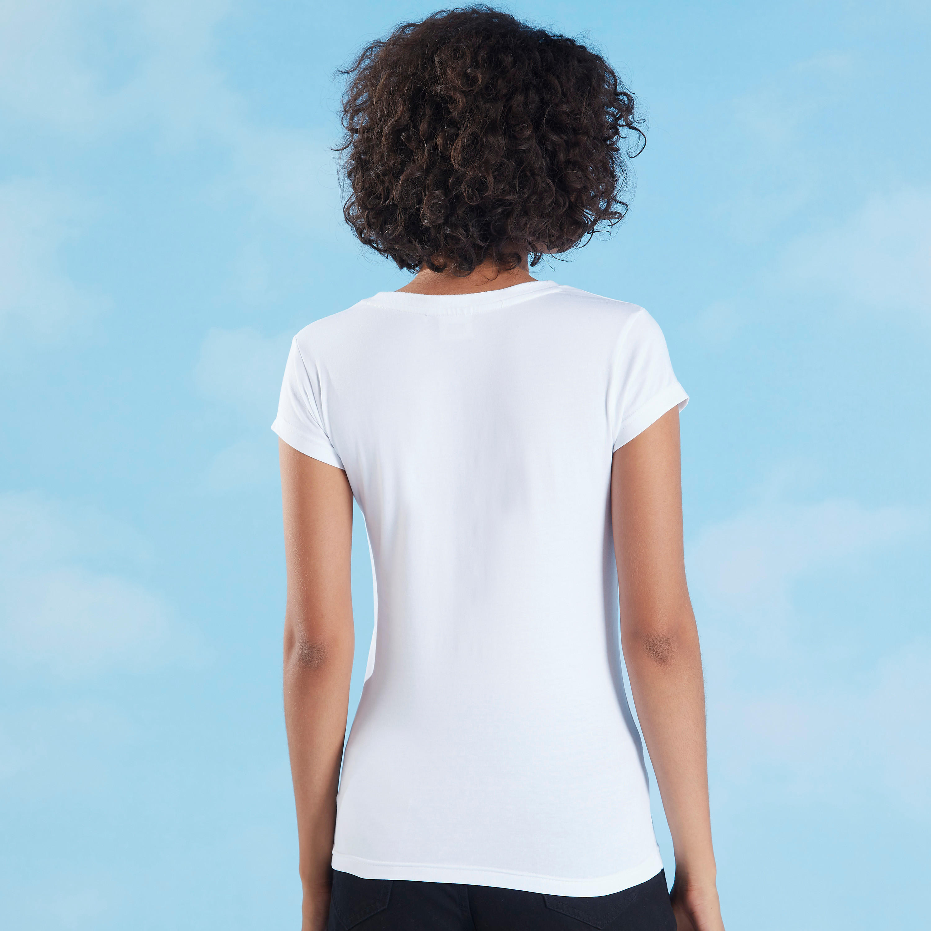 تيشيرت بقصّة سكيني وياقة مستديرة وأكمام كاب وطبعات-women-clothing-tshirts-image-4