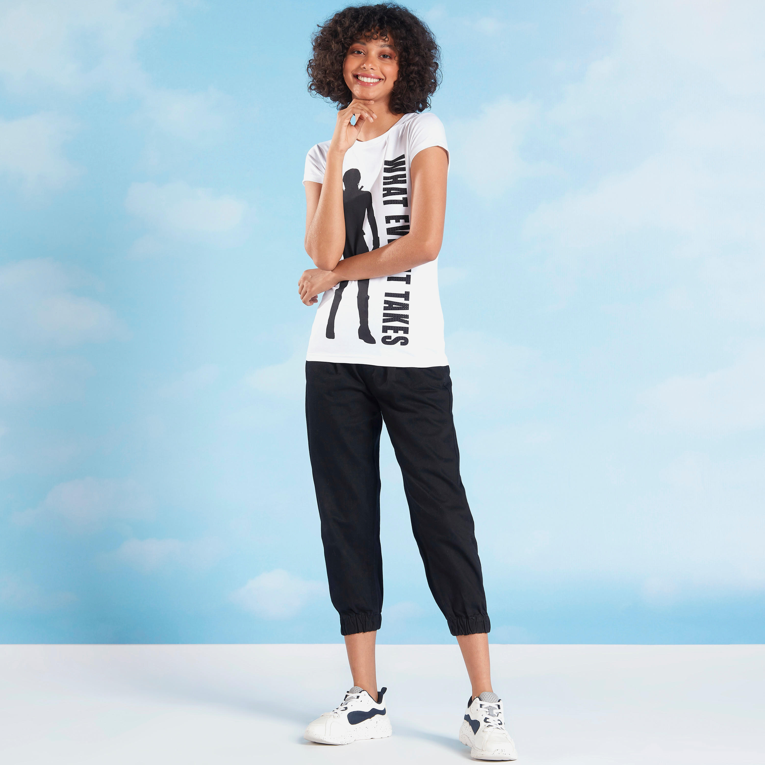 تيشيرت بقصة سكيني بياقة ضيقة وأكمام كاب وطبعات تيبوغرافيك-women-clothing-tshirts-image-2