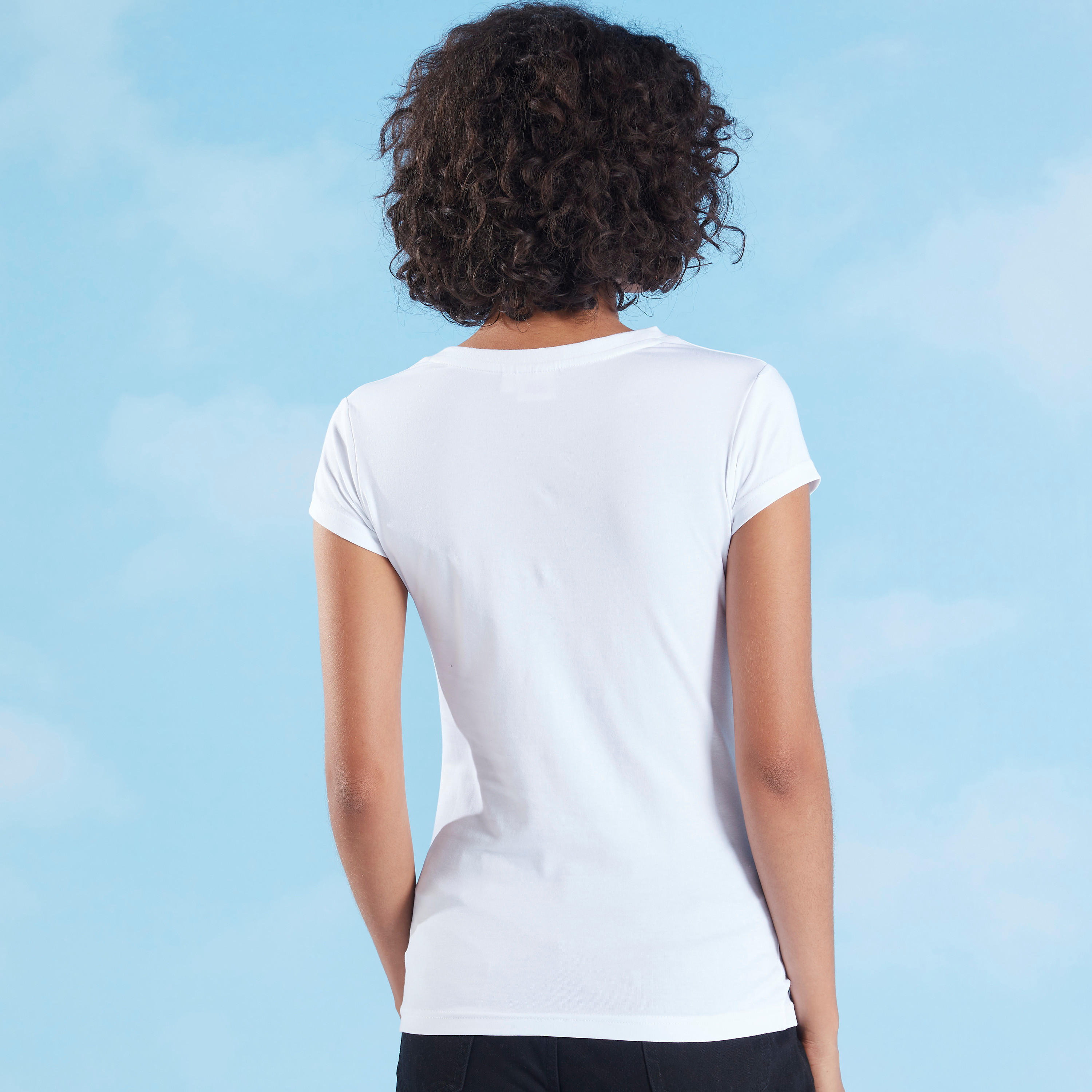 تيشيرت بقصة سكيني بياقة ضيقة وأكمام كاب وطبعات تيبوغرافيك-women-clothing-tshirts-image-4