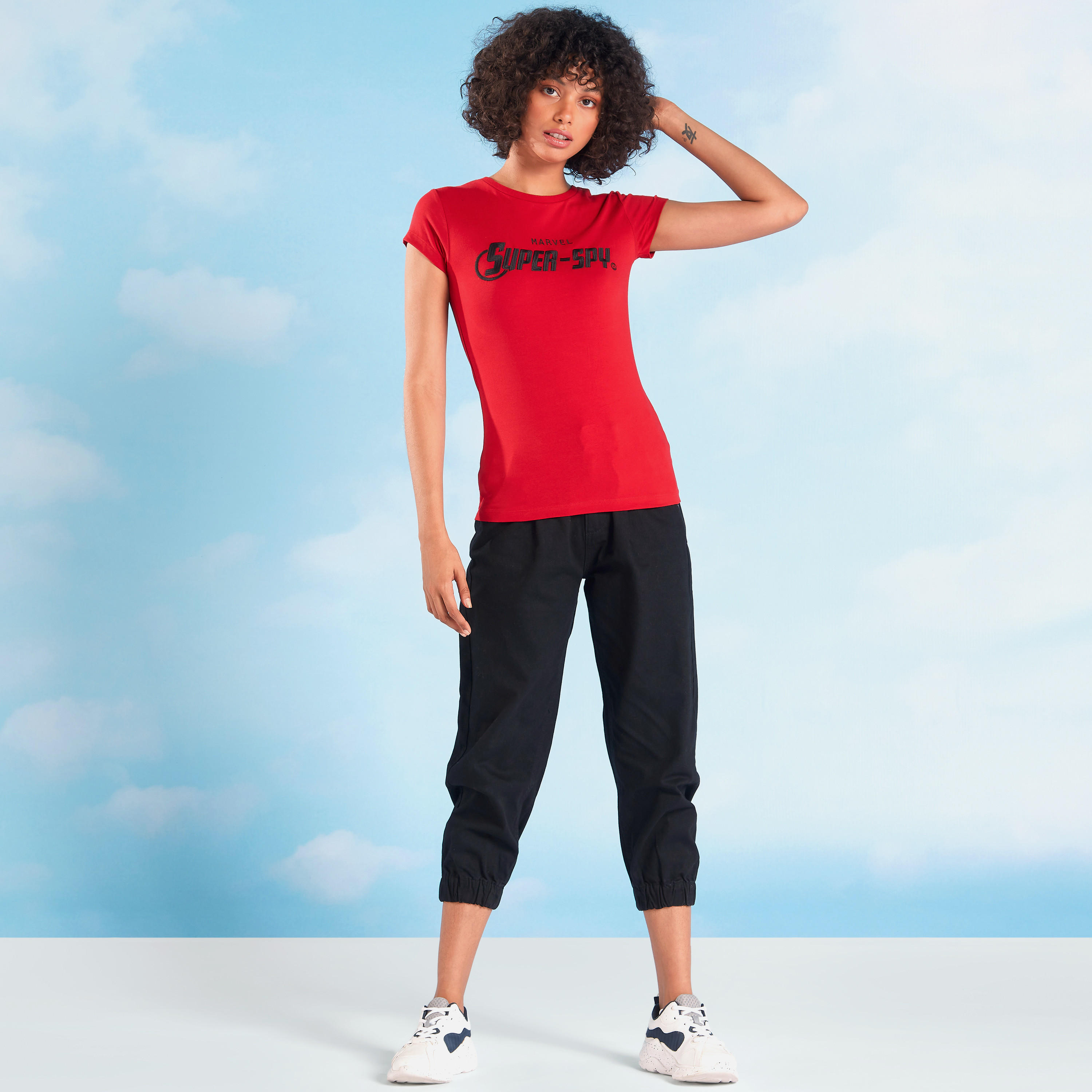 تيشيرت سكيني فيت بياقة ضيّقة وأكمام كاب وطبعات-women-clothing-tshirts-image-2