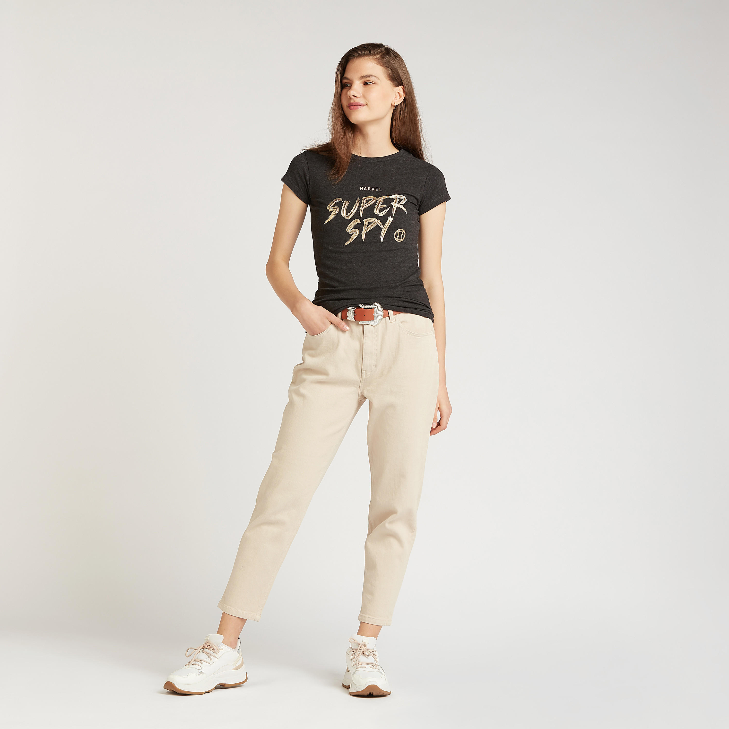 تيشيرت بقصة سكيني بياقة ضيقة وأكمام كاب وطبعات تيبوغرافية-women-clothing-tshirts-image-2