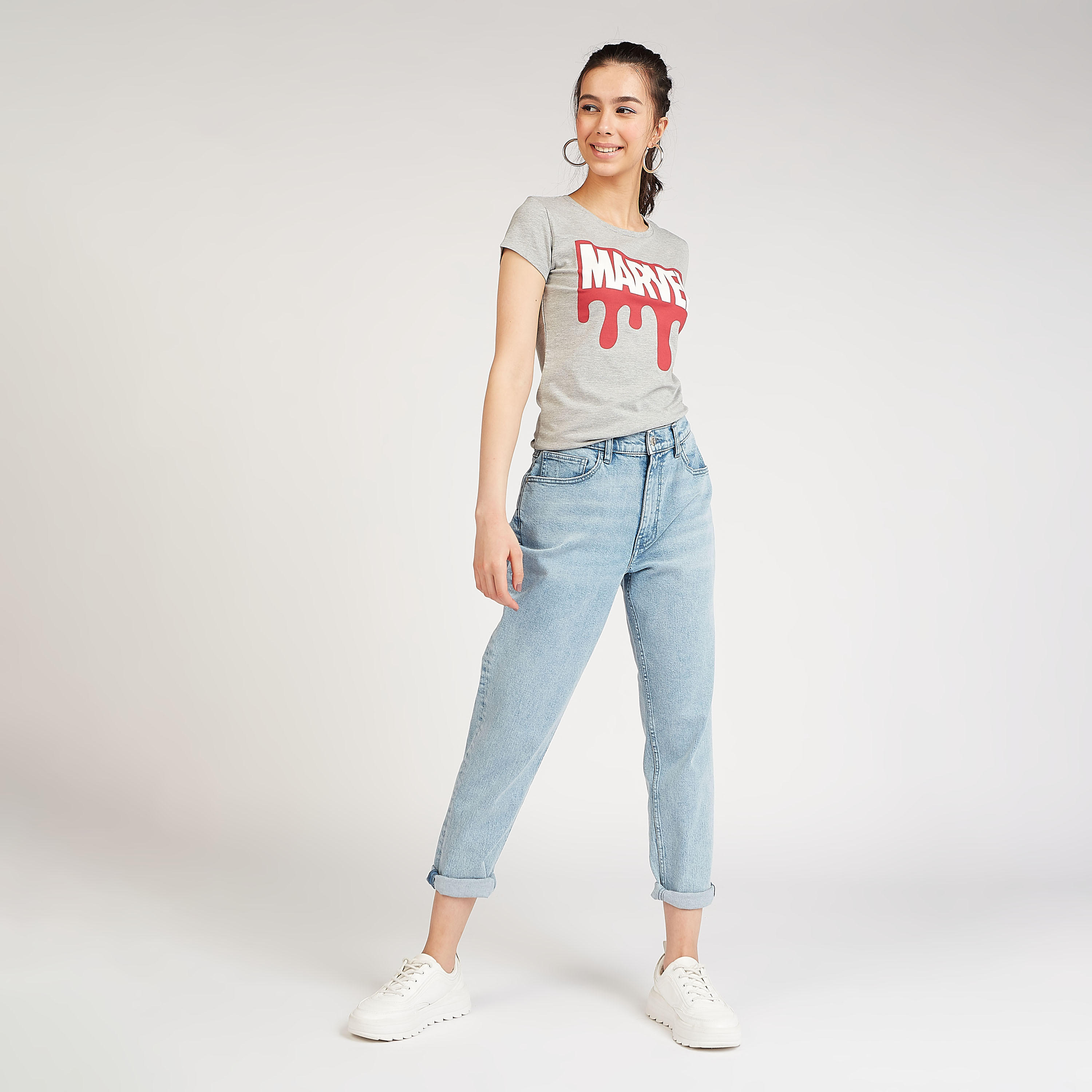 تيشيرت سكيني فيت بياقة مستديرة وأكمام كاب وطبعات مارفل جرافيك-women-clothing-tshirts-image-2