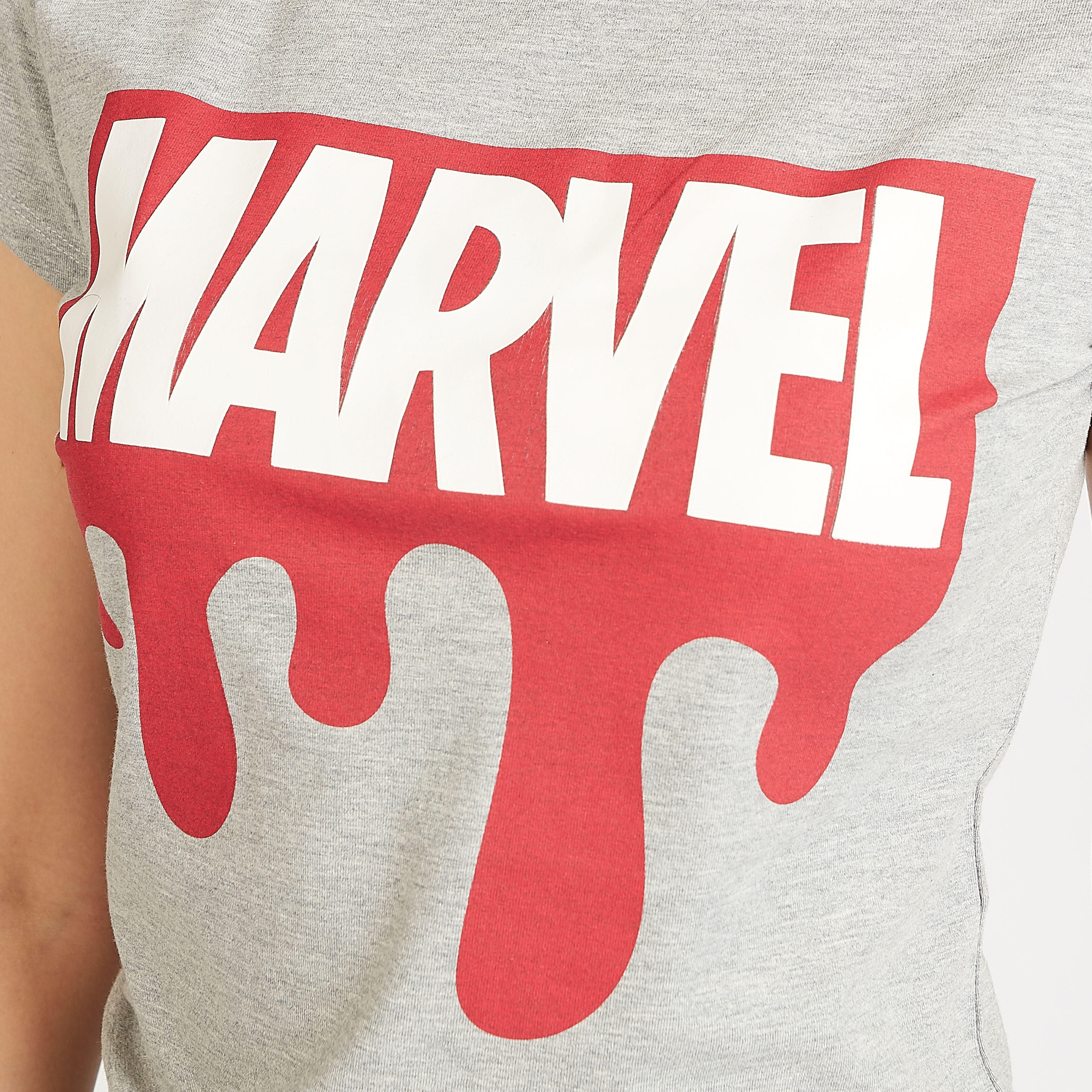تيشيرت سكيني فيت بياقة مستديرة وأكمام كاب وطبعات مارفل جرافيك-women-clothing-tshirts-image-3