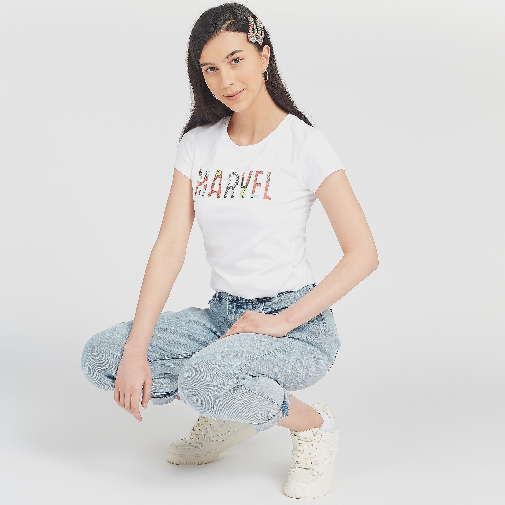 تيشيرت سكيني بياقة ضيّقة و طبعات مارفل جرافيك-women-clothing-tshirts-image-1