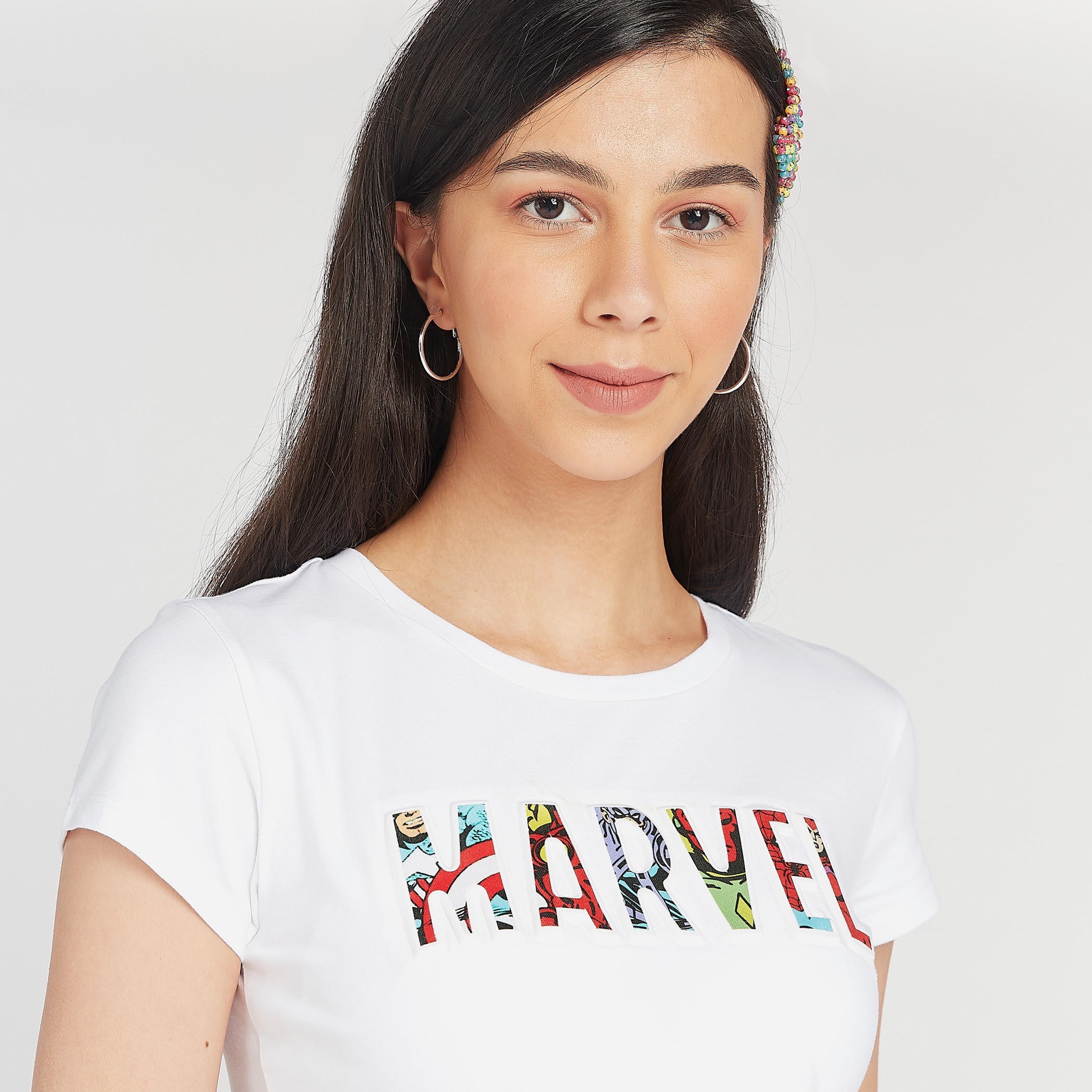 تيشيرت سكيني بياقة ضيّقة و طبعات مارفل جرافيك-women-clothing-tshirts-image-3