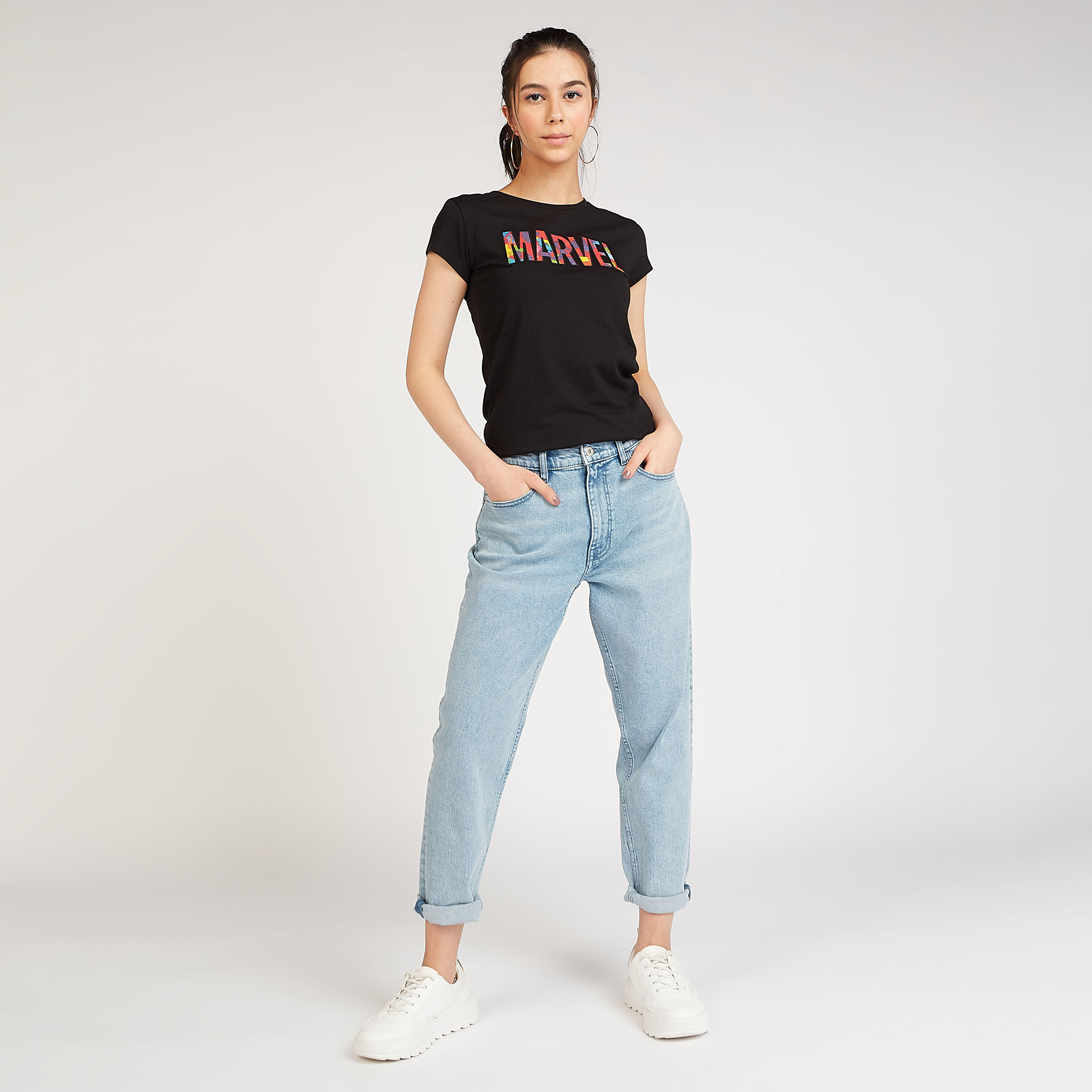 تيشيرت سكيني فيت بياقة ضيقة وأكمام كاب وطبعات مارفل-women-clothing-tshirts-image-2