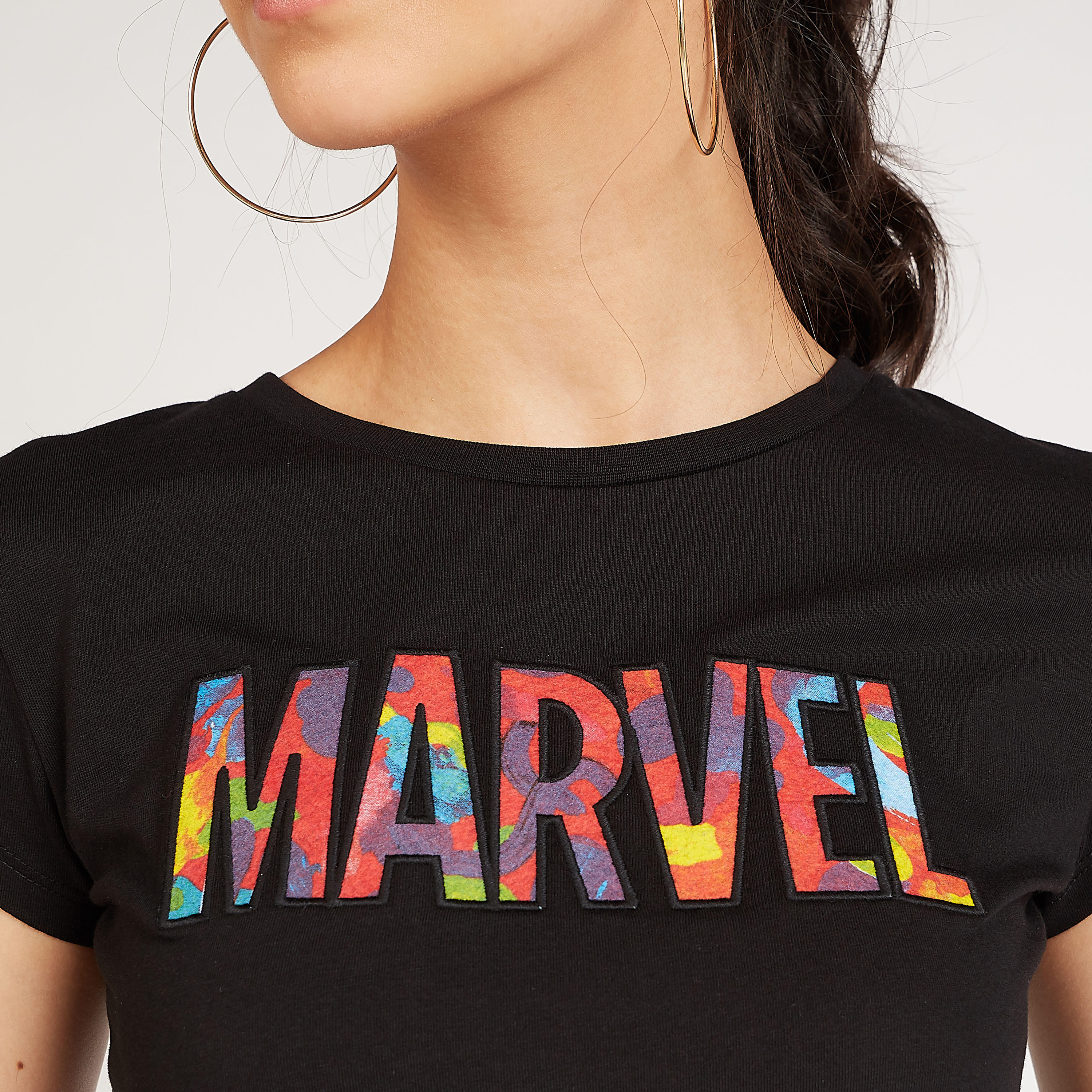 تيشيرت سكيني فيت بياقة ضيقة وأكمام كاب وطبعات مارفل-women-clothing-tshirts-image-3