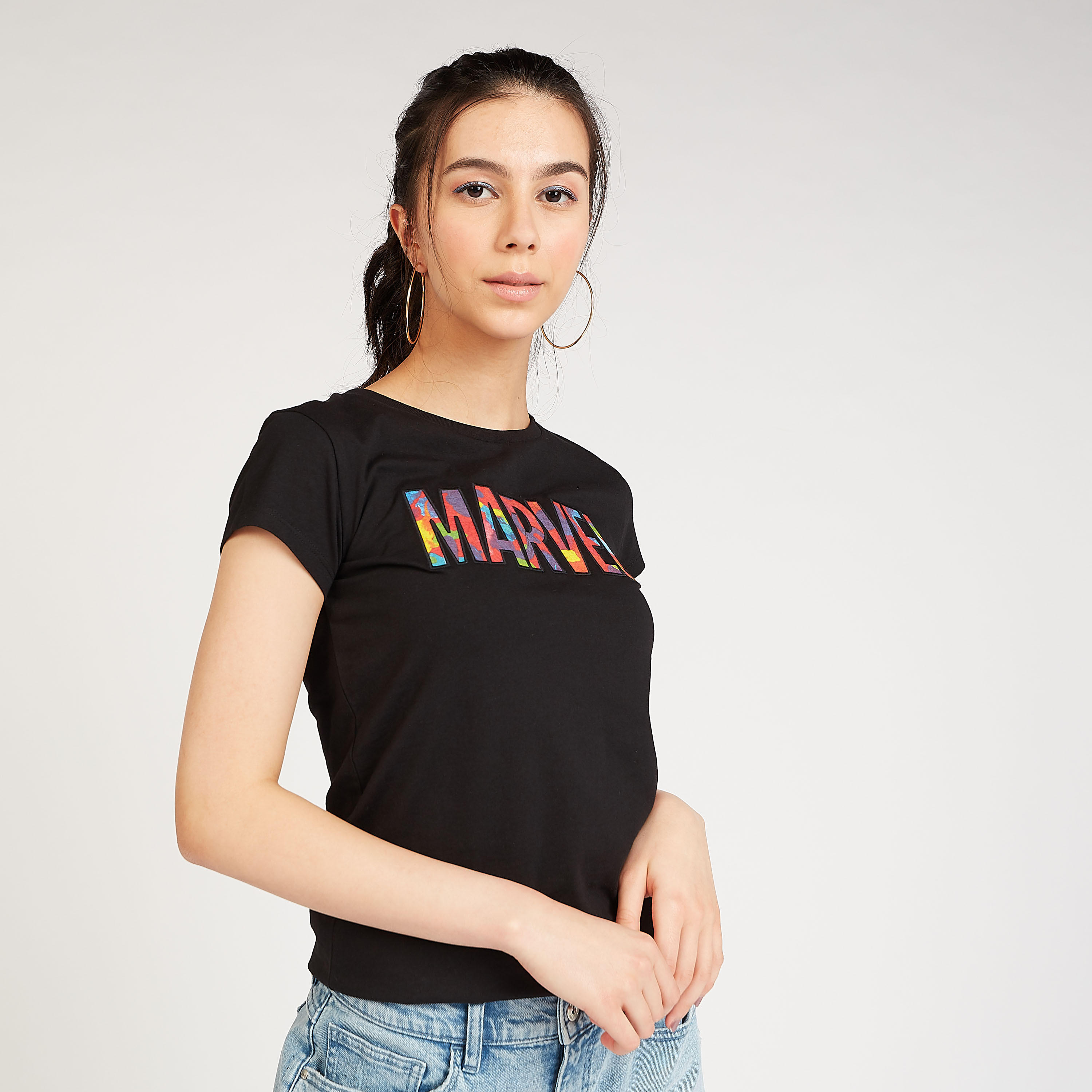 تيشيرت سكيني فيت بياقة ضيقة وأكمام كاب وطبعات مارفل-women-clothing-tshirts-image-5