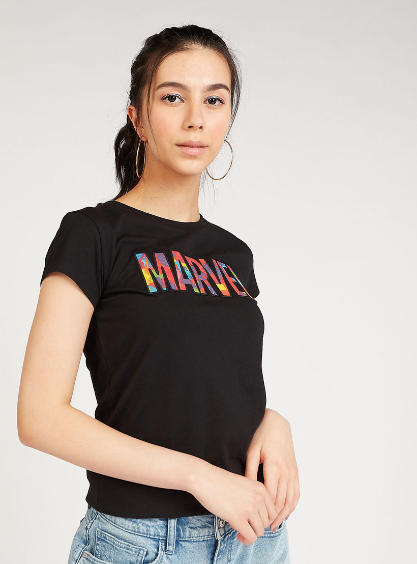 تيشيرت سكيني فيت بياقة ضيقة وأكمام كاب وطبعات مارفل-women-clothing-tshirts-image-5