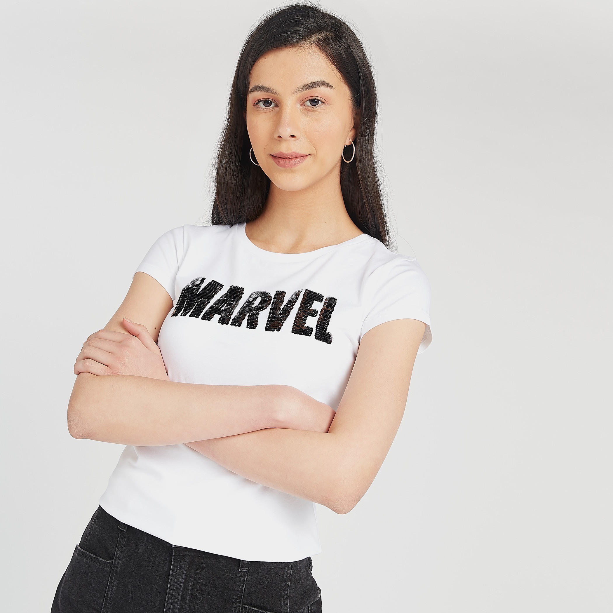 تيشيرت سكيني بياقة ضيّقة و تفاصيل مارفل ترتر-women-clothing-tshirts-image-1
