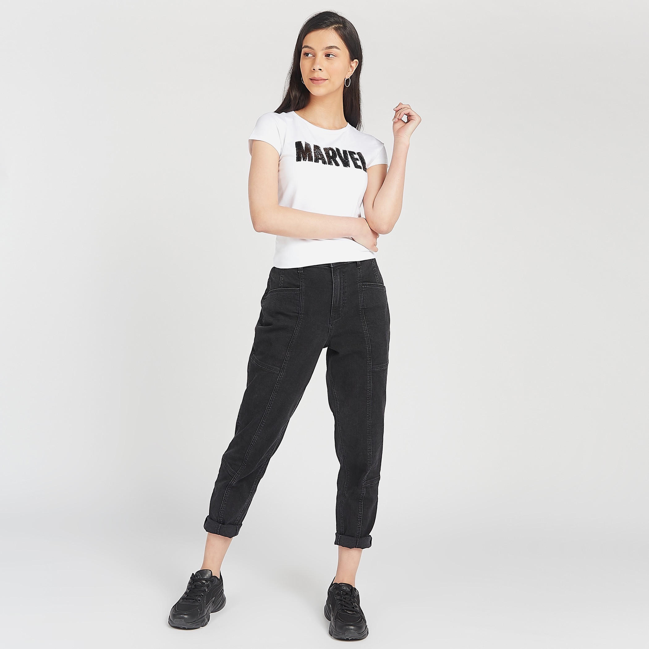 تيشيرت سكيني بياقة ضيّقة و تفاصيل مارفل ترتر-women-clothing-tshirts-image-2