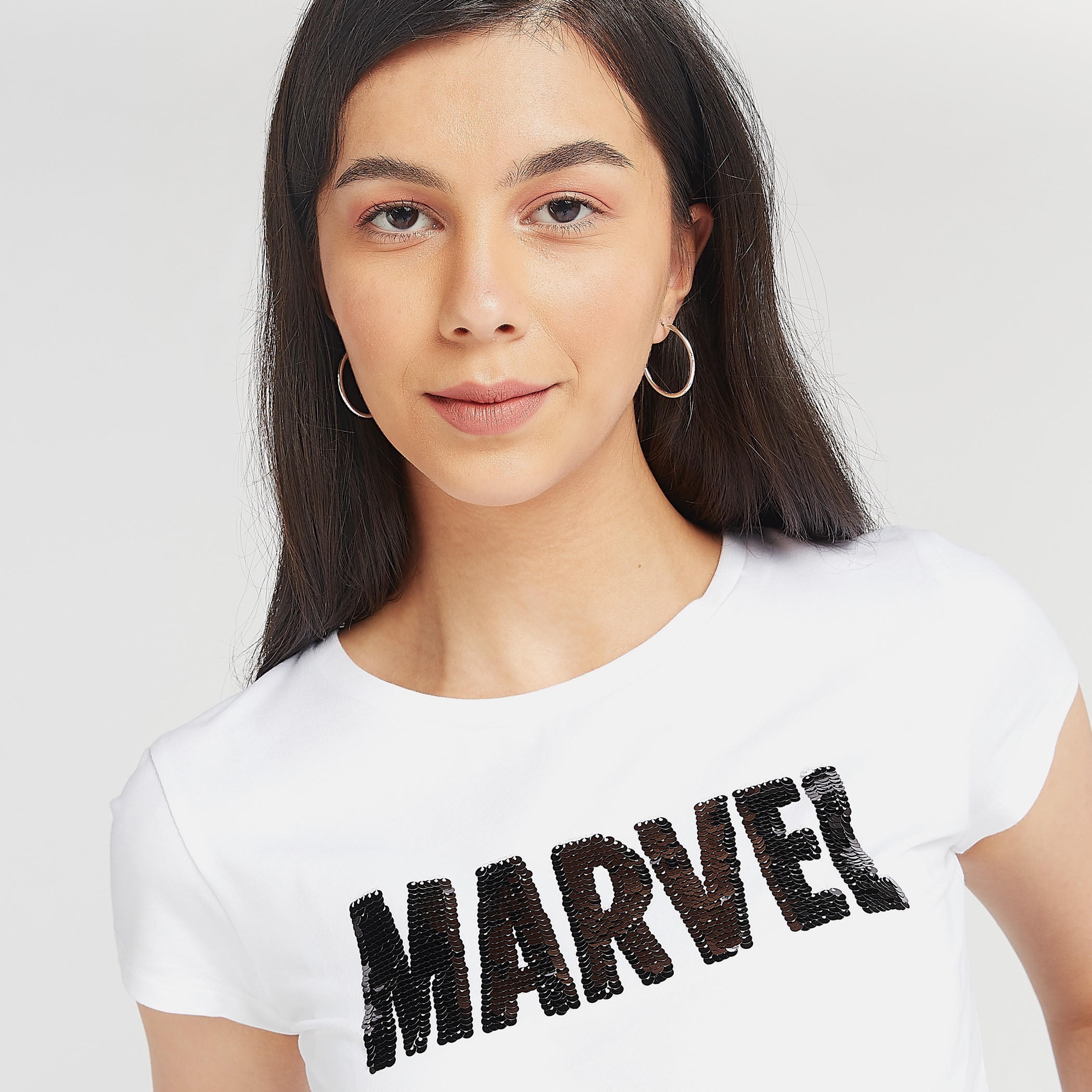تيشيرت سكيني بياقة ضيّقة و تفاصيل مارفل ترتر-women-clothing-tshirts-image-3