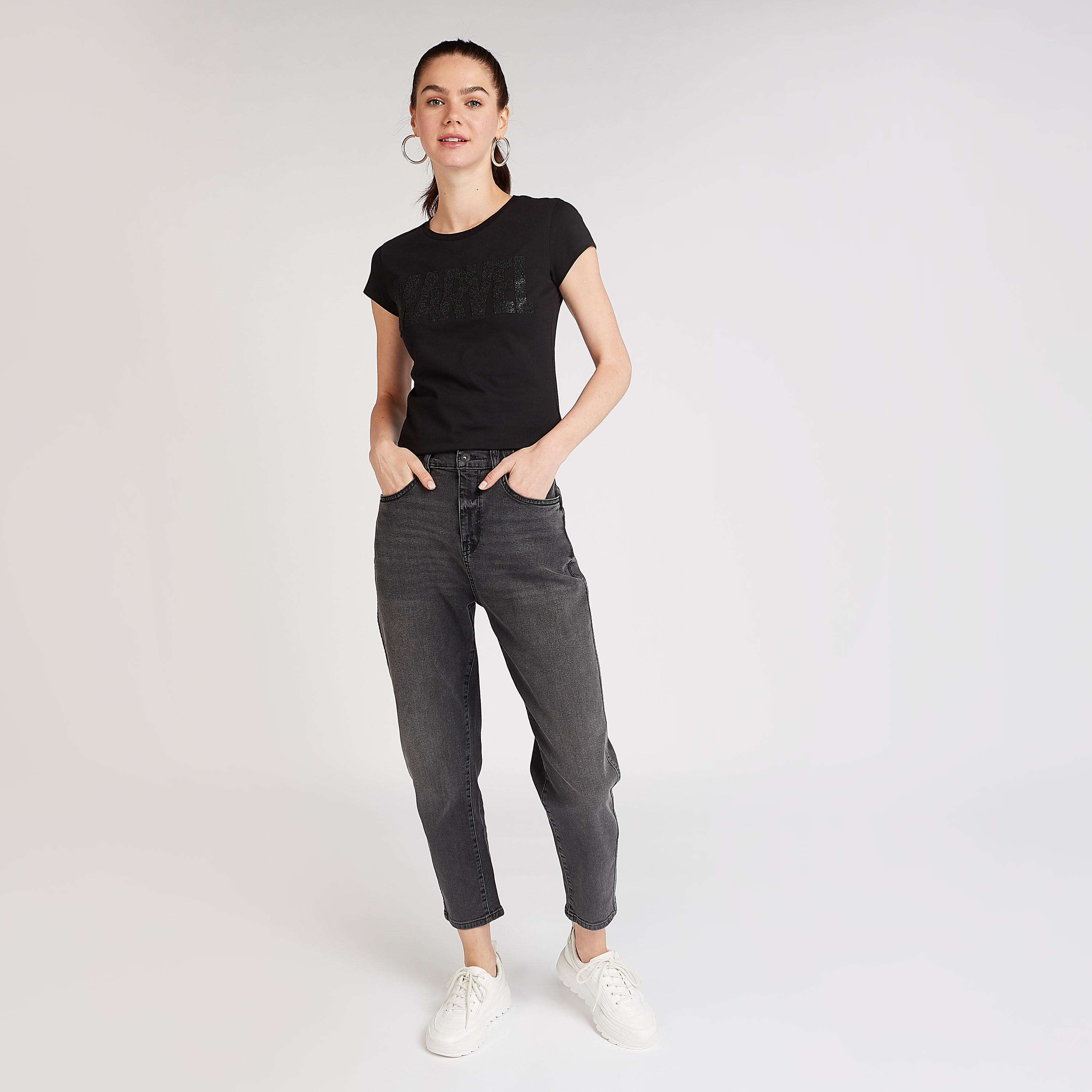 تيشيرت سكيني فيت بياقة ضيقة وأكمام كاب وطبعات مارفل-women-clothing-tshirts-image-2