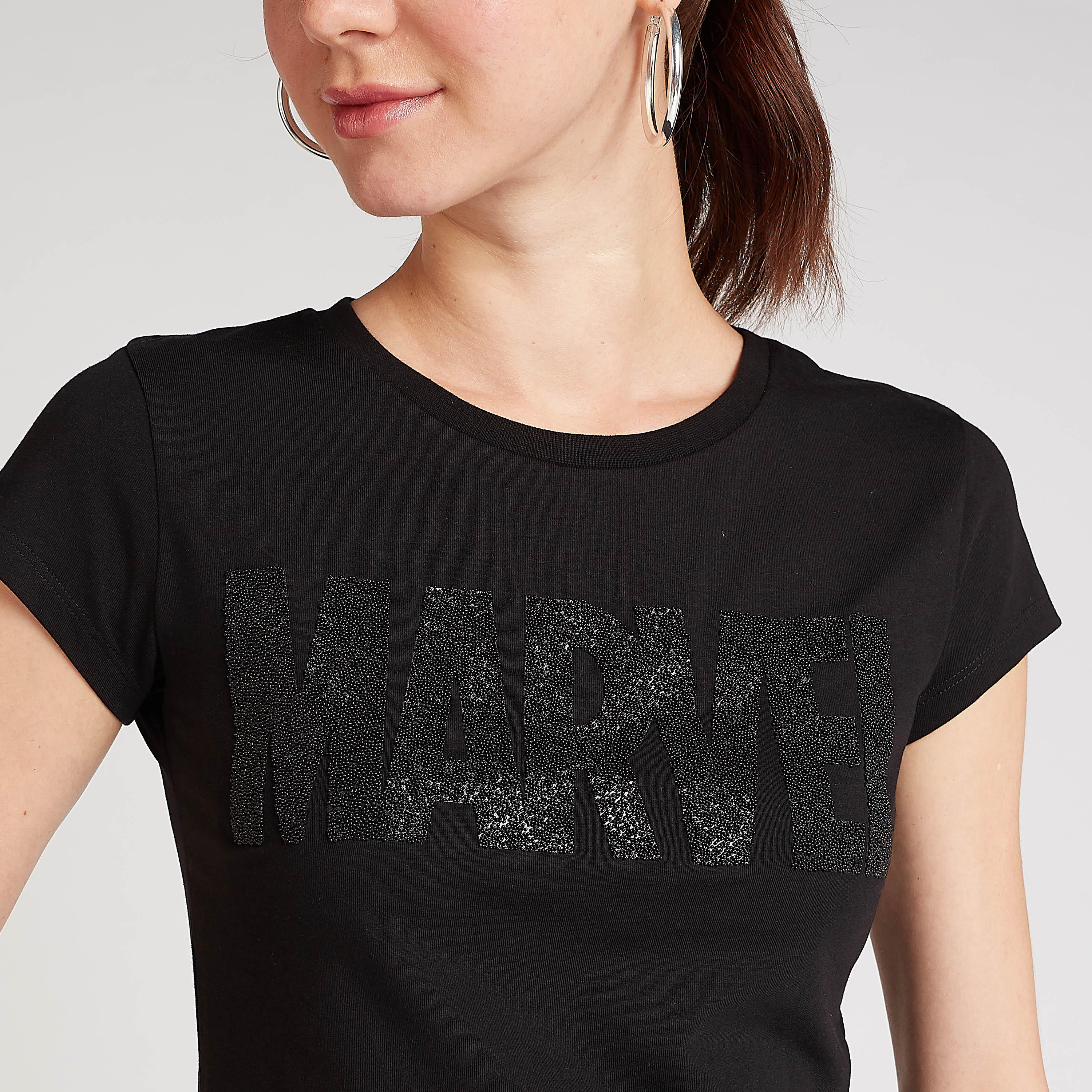 تيشيرت سكيني فيت بياقة ضيقة وأكمام كاب وطبعات مارفل-women-clothing-tshirts-image-3
