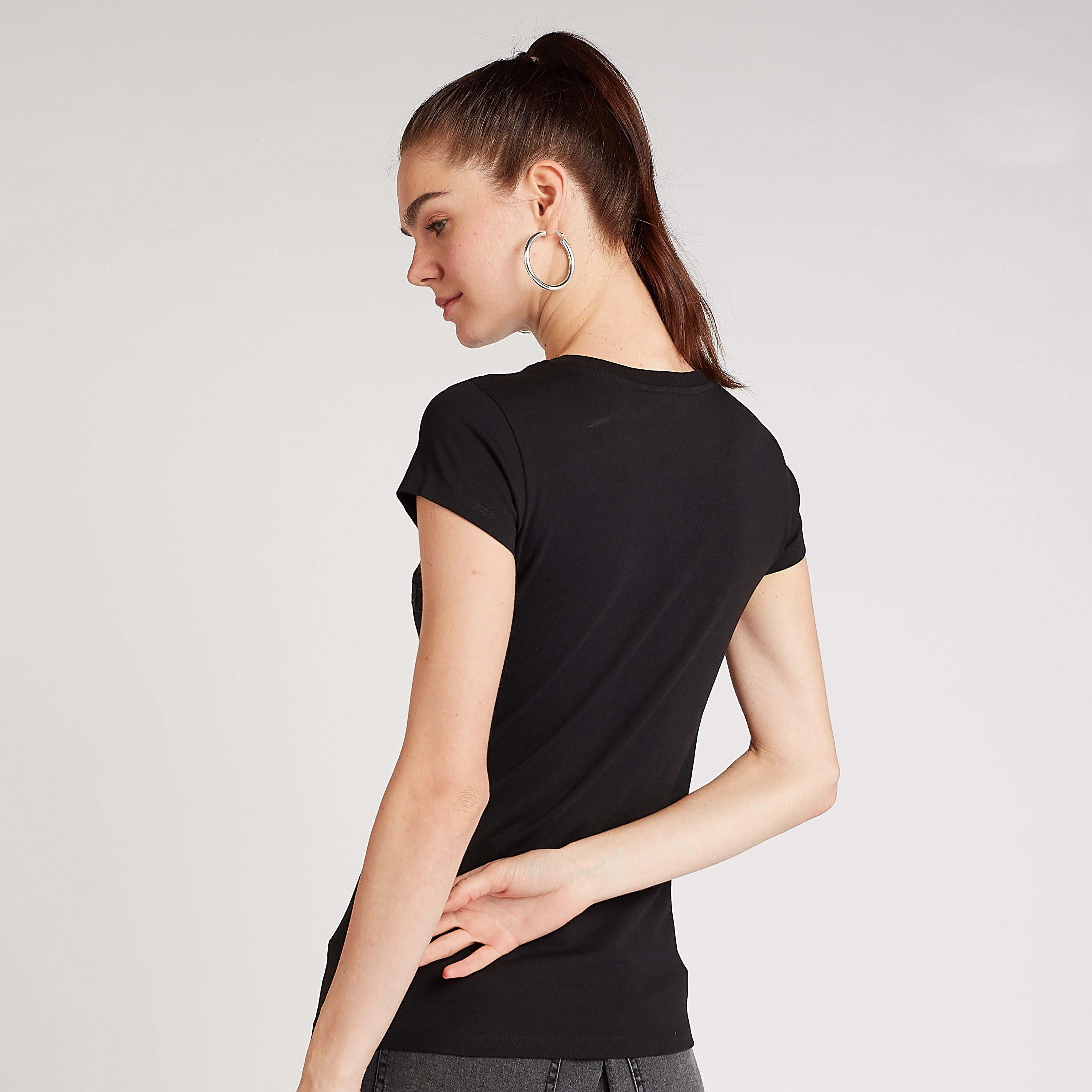 تيشيرت سكيني فيت بياقة ضيقة وأكمام كاب وطبعات مارفل-women-clothing-tshirts-image-4