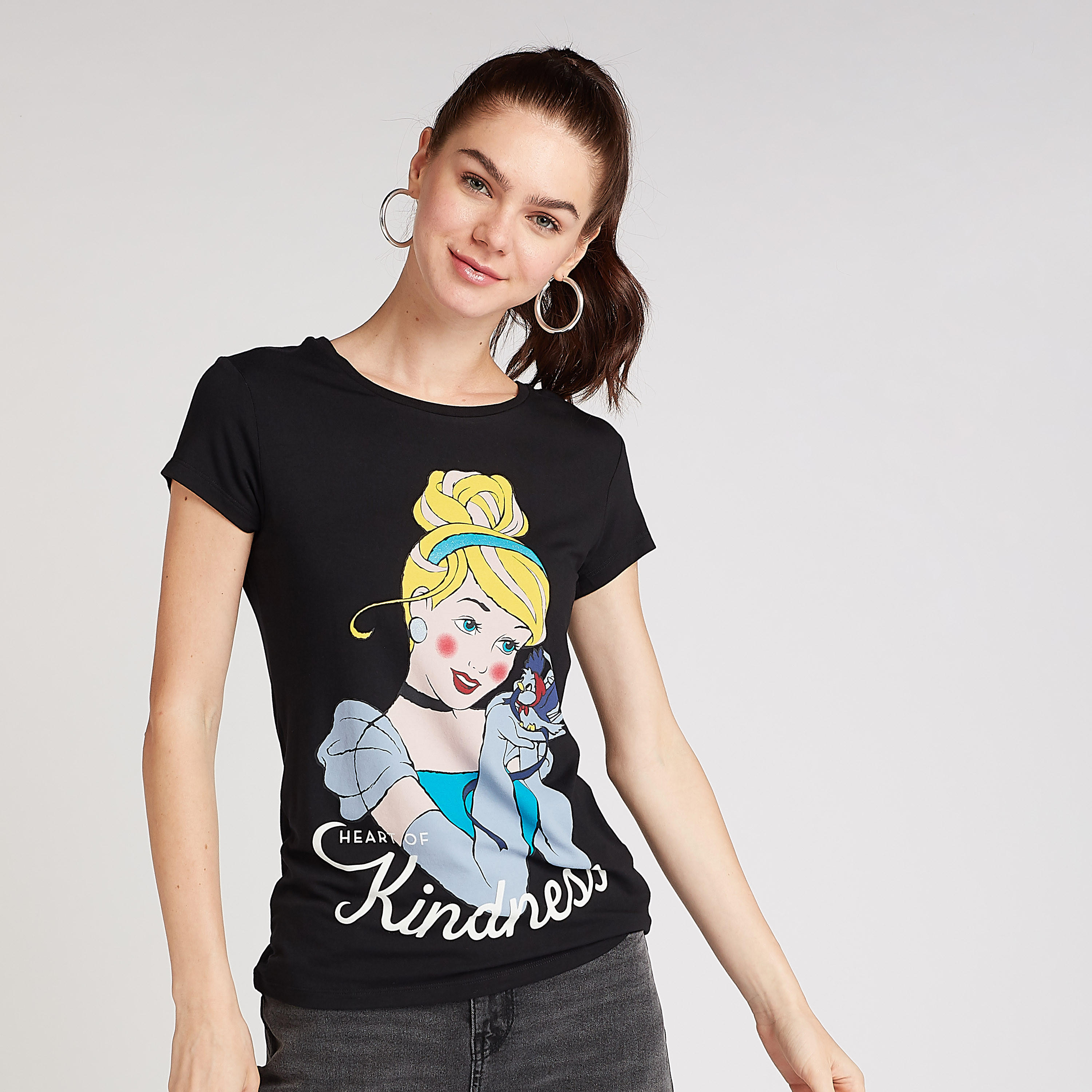 تيشيرت سكيني فيت بياقة ضيقة وأكمام كاب وطبعات ساندريلا-women-clothing-tshirts-image-1