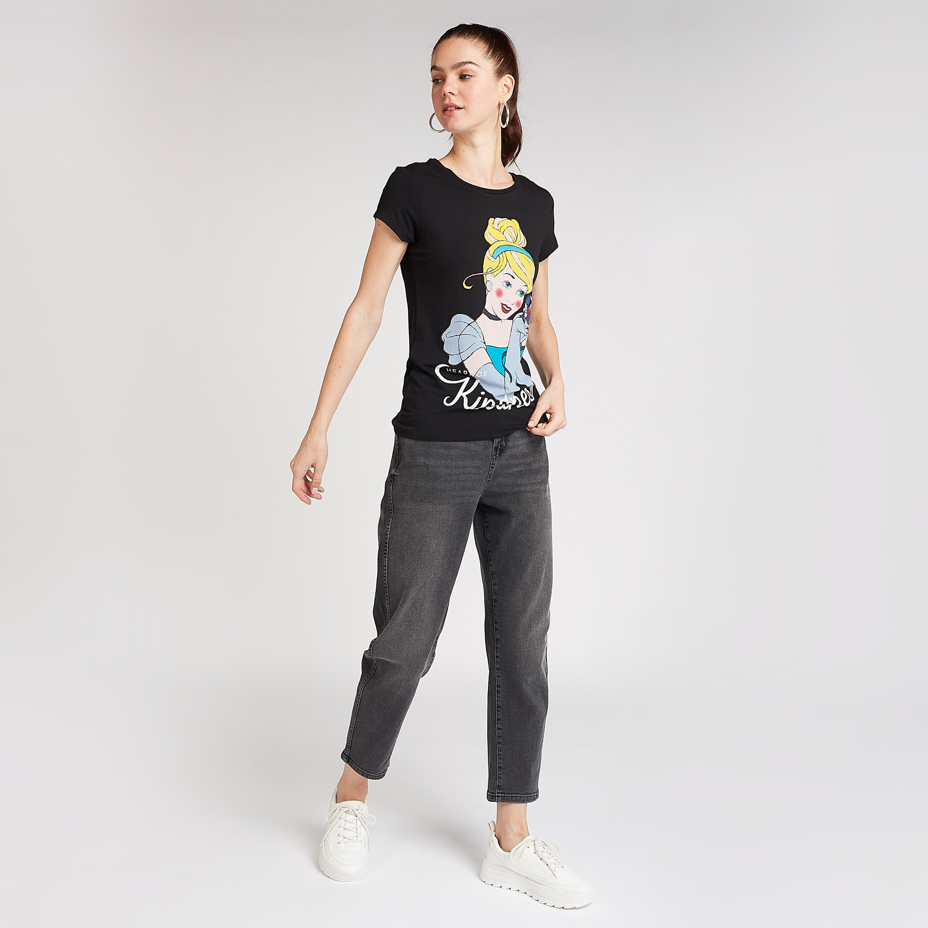 تيشيرت سكيني فيت بياقة ضيقة وأكمام كاب وطبعات ساندريلا-women-clothing-tshirts-image-2