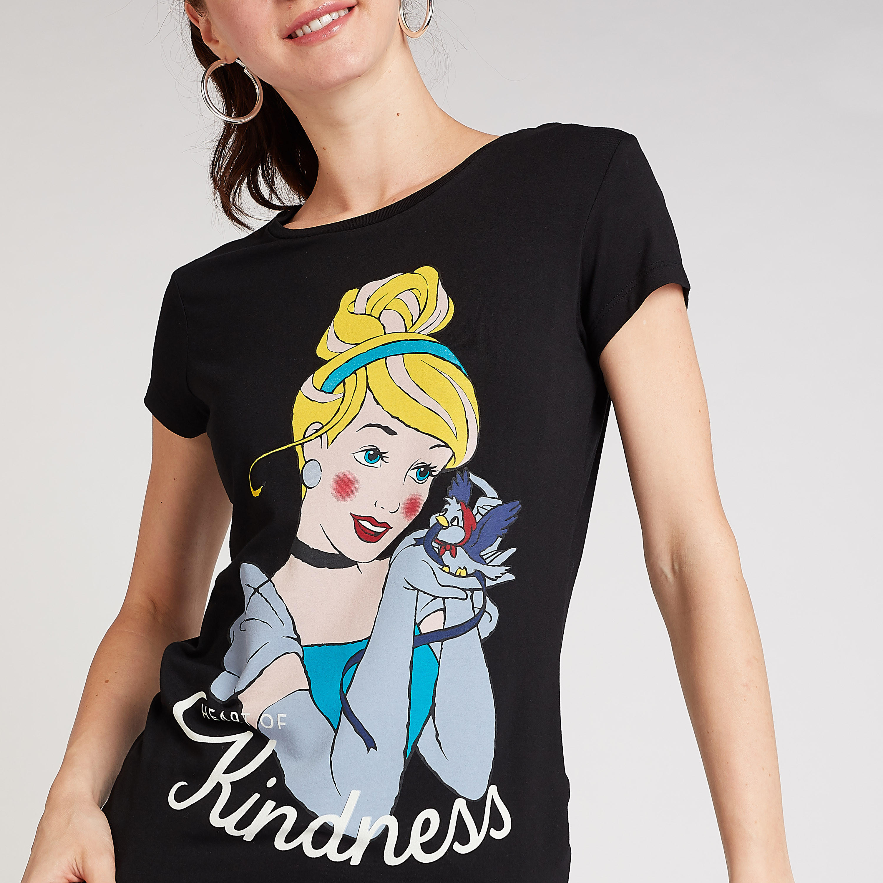 تيشيرت سكيني فيت بياقة ضيقة وأكمام كاب وطبعات ساندريلا-women-clothing-tshirts-image-3