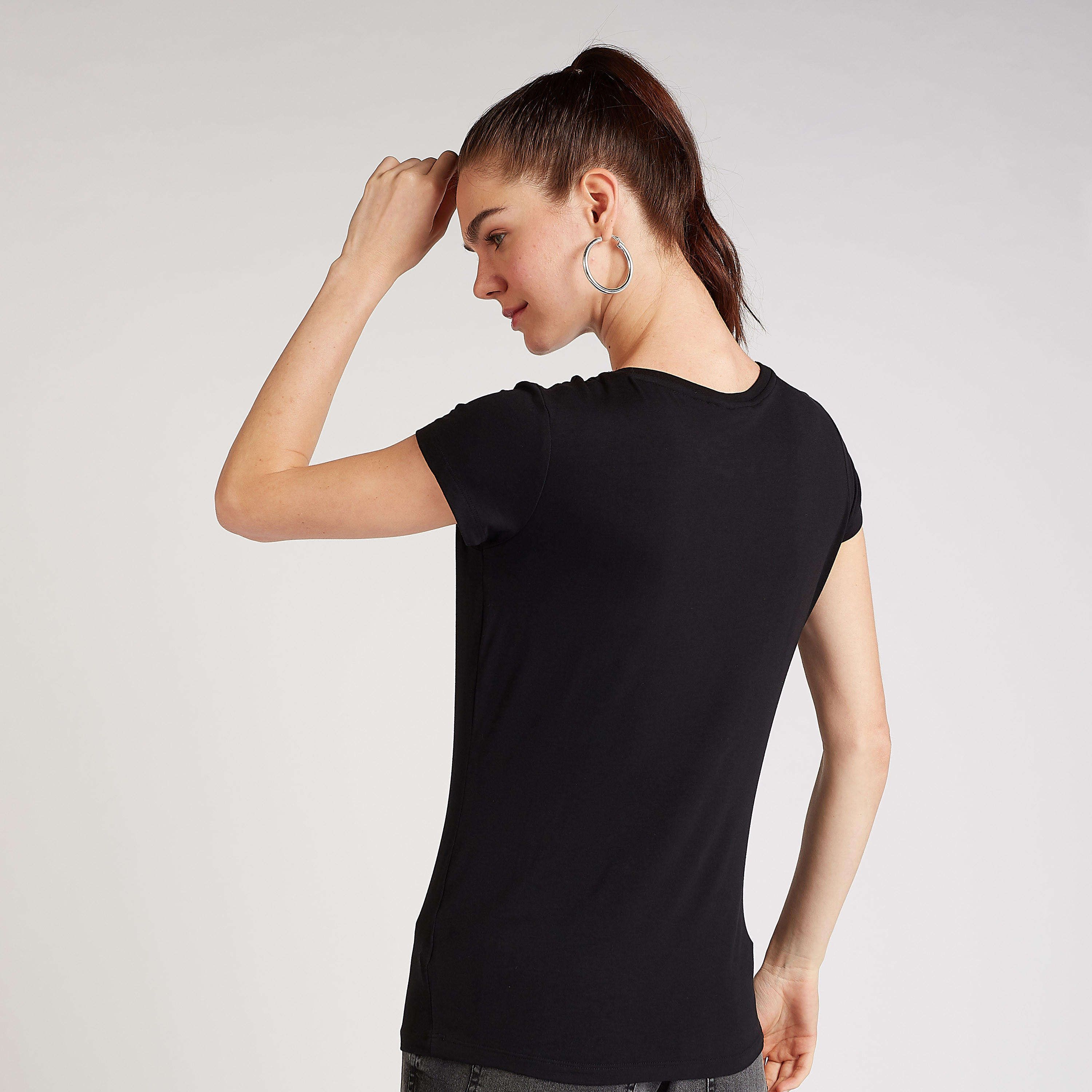 تيشيرت سكيني فيت بياقة ضيقة وأكمام كاب وطبعات ساندريلا-women-clothing-tshirts-image-4