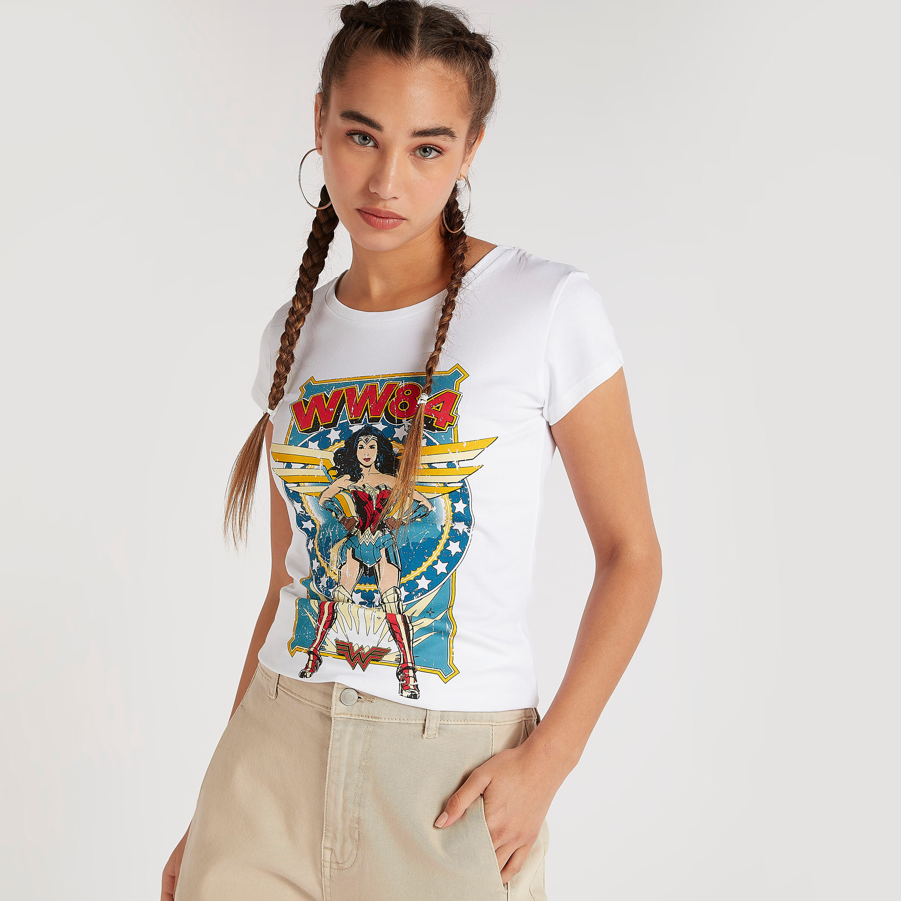تيشيرت بأكمام قصيرة وياقة مستديرة وطبعات واندر وامن-women-clothing-tshirts-image-1