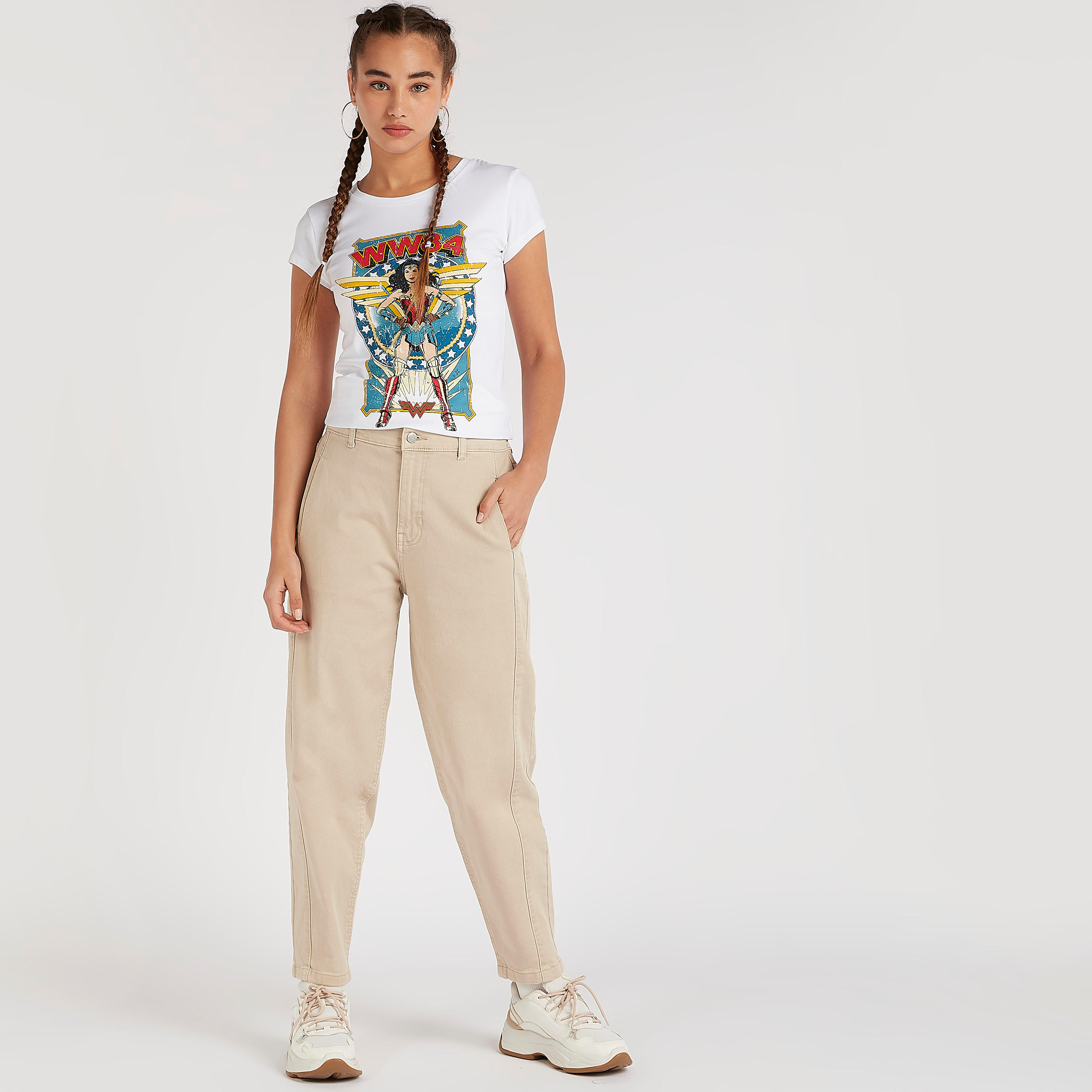 تيشيرت بأكمام قصيرة وياقة مستديرة وطبعات واندر وامن-women-clothing-tshirts-image-2