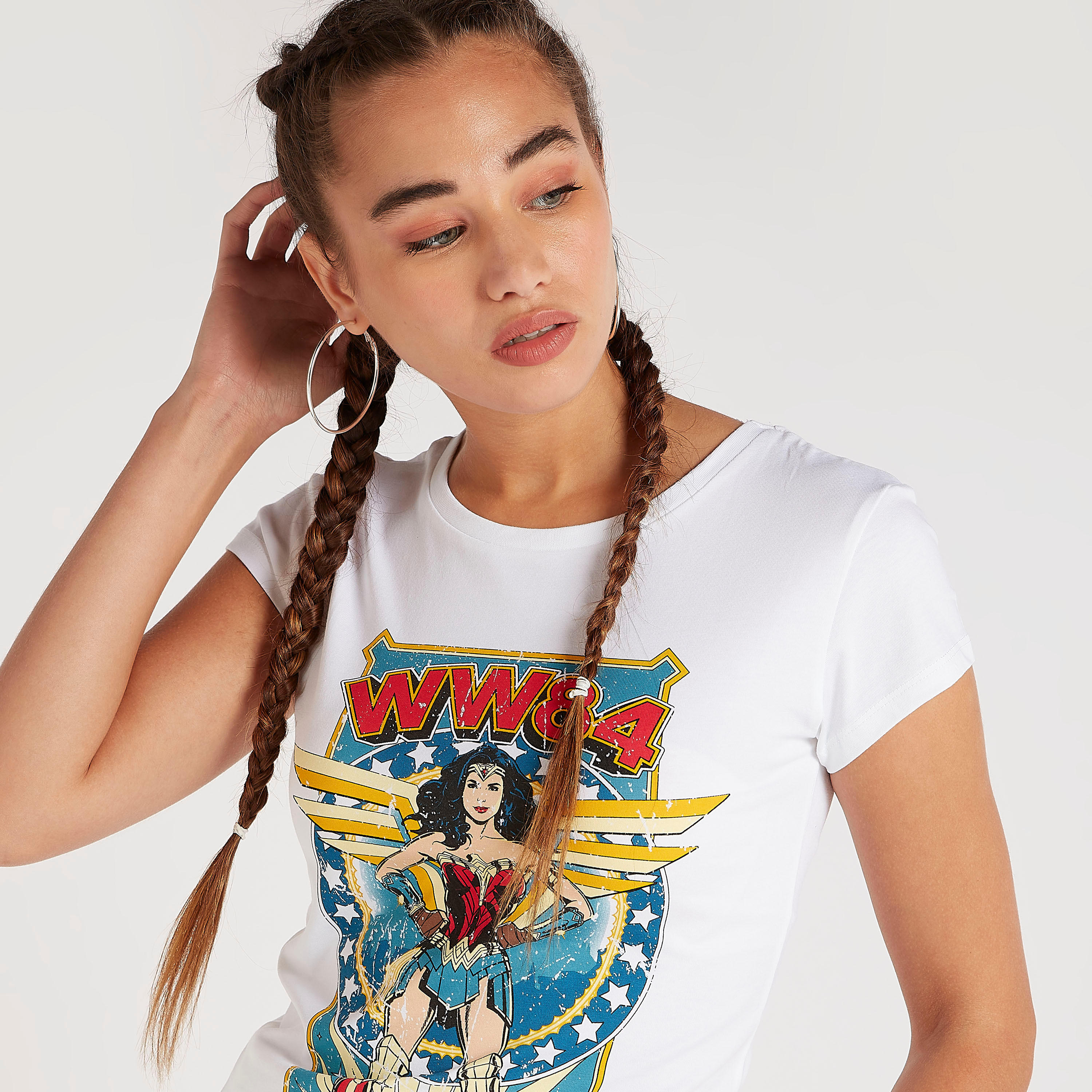 تيشيرت بأكمام قصيرة وياقة مستديرة وطبعات واندر وامن-women-clothing-tshirts-image-3