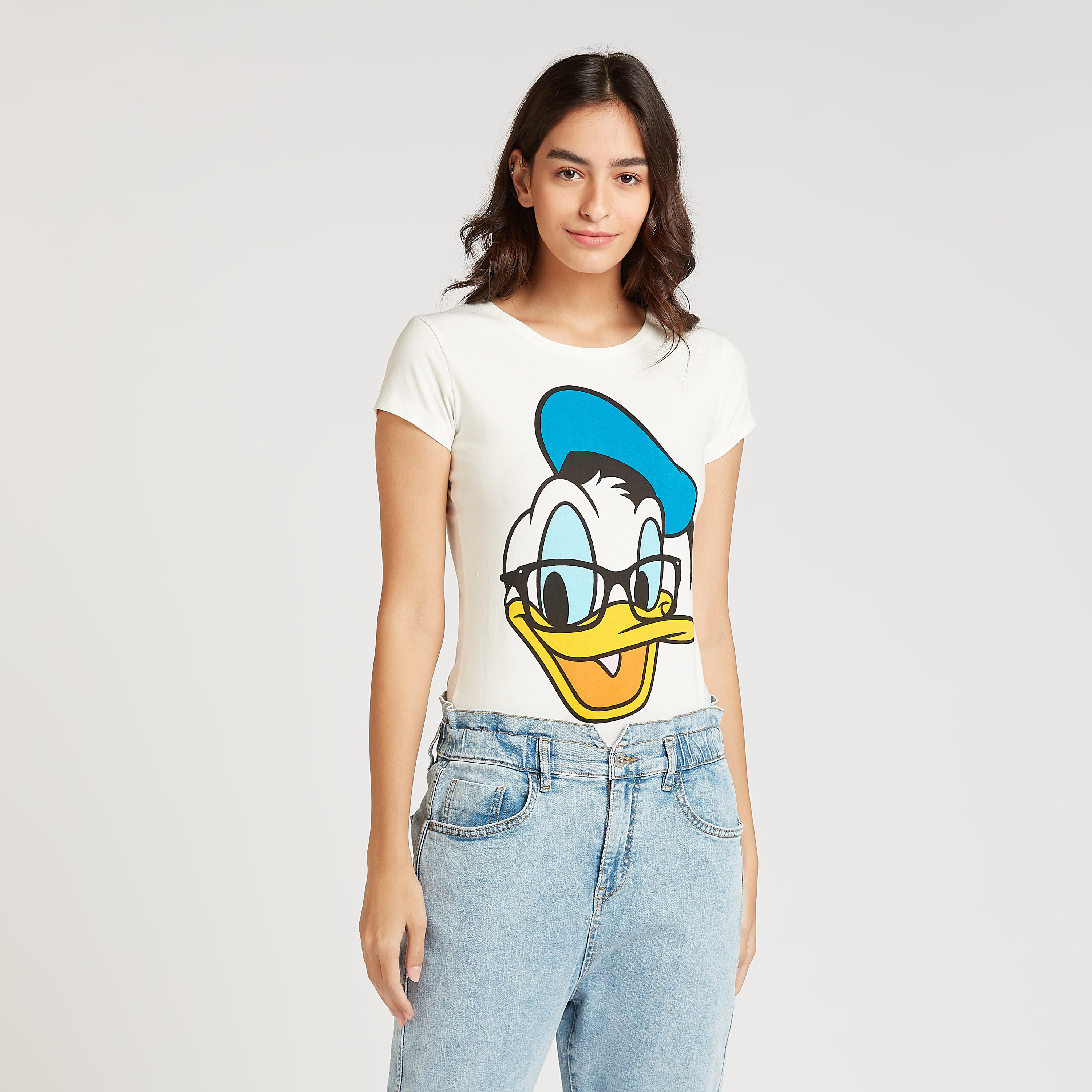 تيشيرت مستدام سليم فيت بياقة مستديرة وأكمام كاب وطبعات داك دونالد-women-clothing-tshirts-image-1